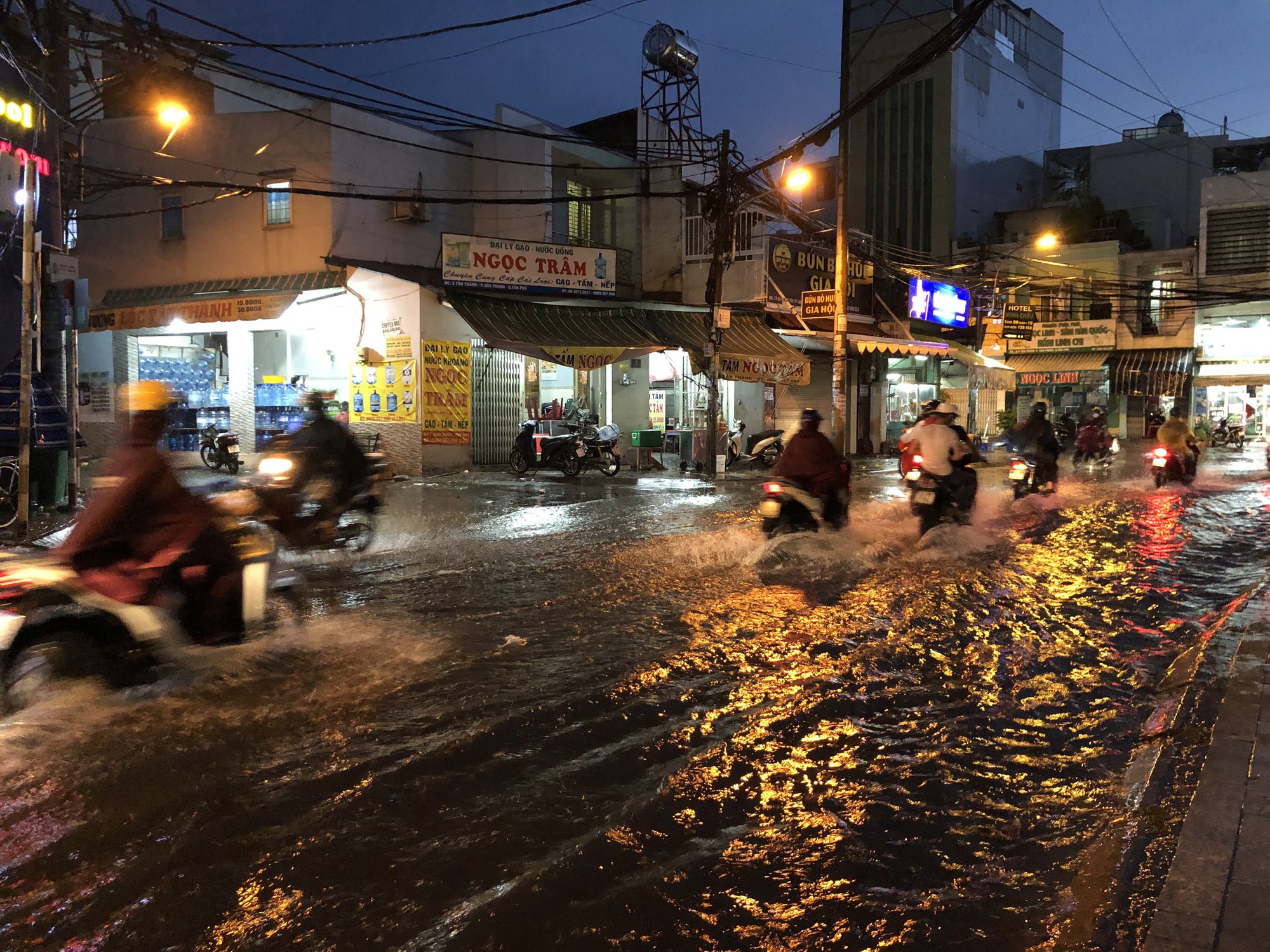 TP HCM: Mưa lớn vào giờ tan tầm, người dân vất vả về nhà - Ảnh 4.