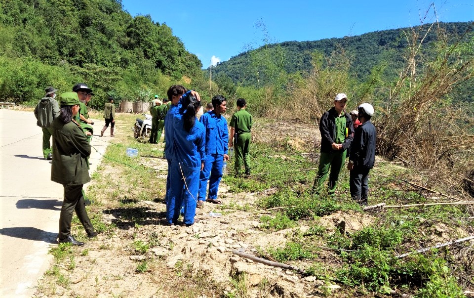 Tạm giữ đối tượng cầm đầu phá rừng mang theo súng đạn, đi xe biển số nước ngoài - Ảnh 2.