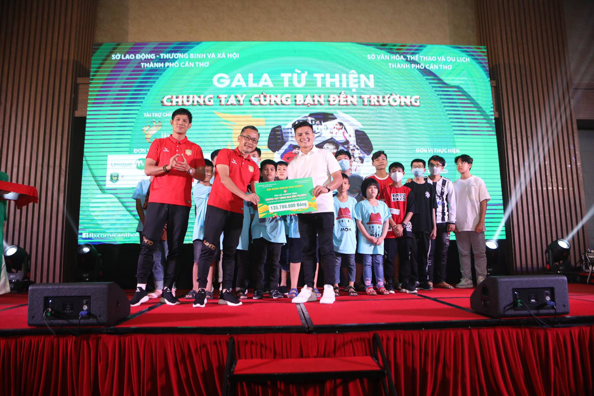 Náo động sân Cần Thơ, Quang Hải - Hoài Linh quyên góp gần 1 tỉ đồng giúp trẻ em mồ côi vì Covid-19 - Ảnh 9.