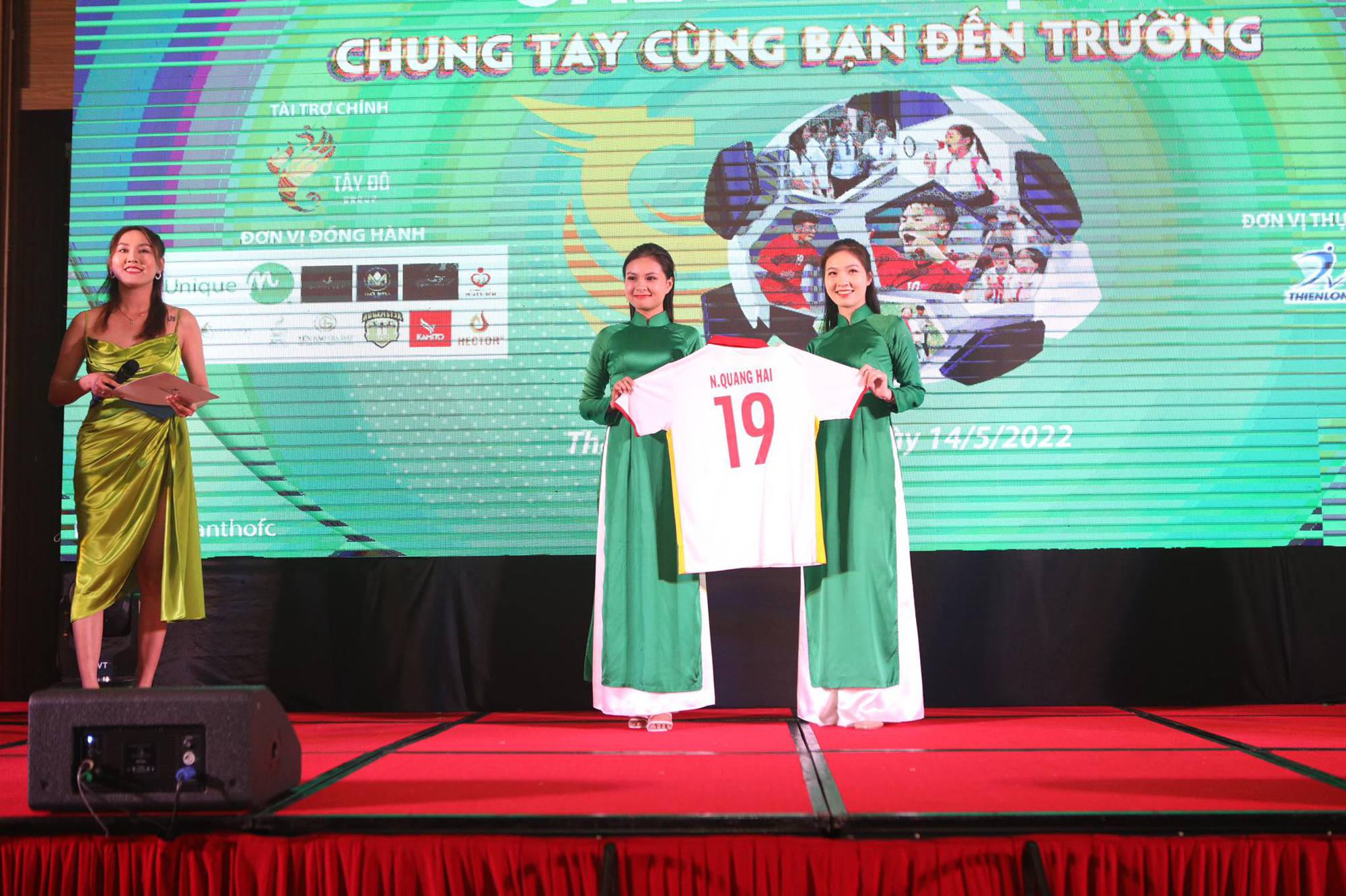 Náo động sân Cần Thơ, Quang Hải - Hoài Linh quyên góp gần 1 tỉ đồng giúp trẻ em mồ côi vì Covid-19 - Ảnh 8.
