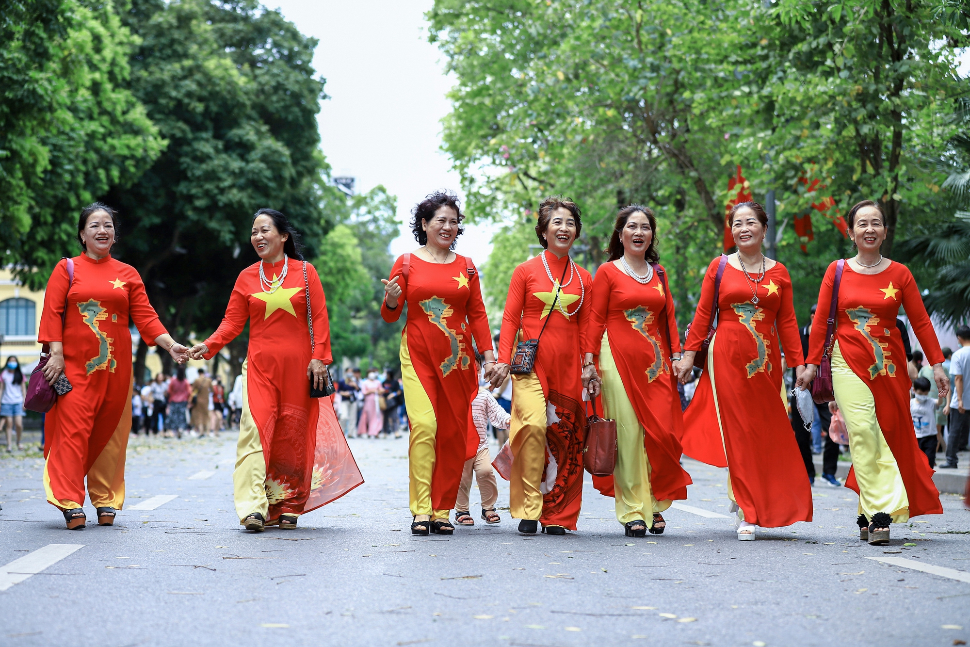 Cờ Tổ quốc đa sắc: Một trong những biểu tượng quan trọng của Việt Nam chính là cờ Tổ quốc. Với sự đa sắc trong thiết kế, cờ Tổ quốc mang đến một thông điệp to lớn về đoàn kết và sự đa dạng tại quê hương ta. Trong năm 2024, chúng ta sẽ cùng nhau tổ chức nhiều hoạt động để tôn vinh và gợi nhớ về bức tranh cờ đỏ sao vàng - biểu tượng đại diện cho đất nước Việt Nam.