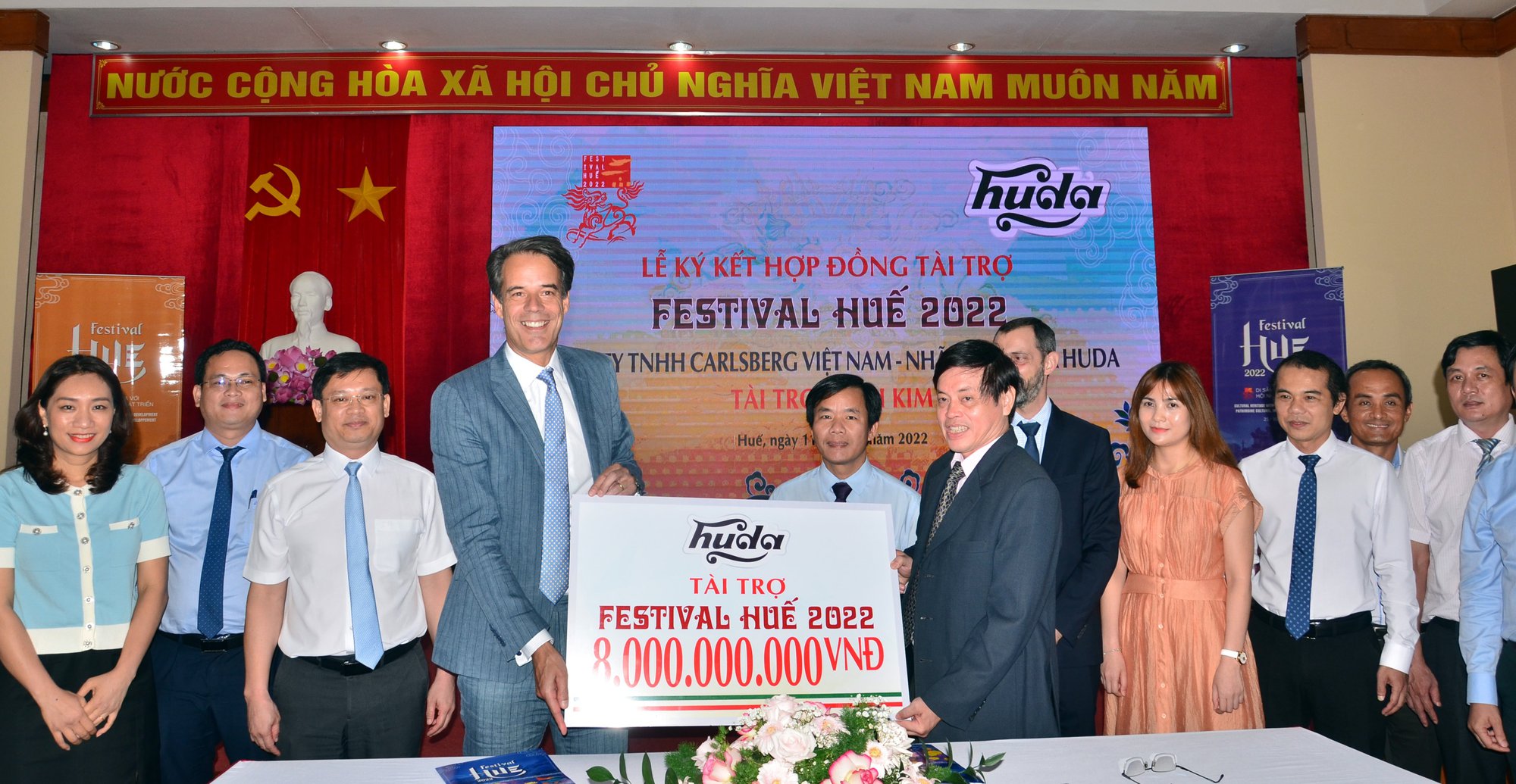 Huda thực hiện bàn tiệc dài nhất châu Á của người miền Trung - Ảnh 1. Huda thực hiện bàn tiệc dài nhất châu Á của người miền Trung - Ảnh 1.