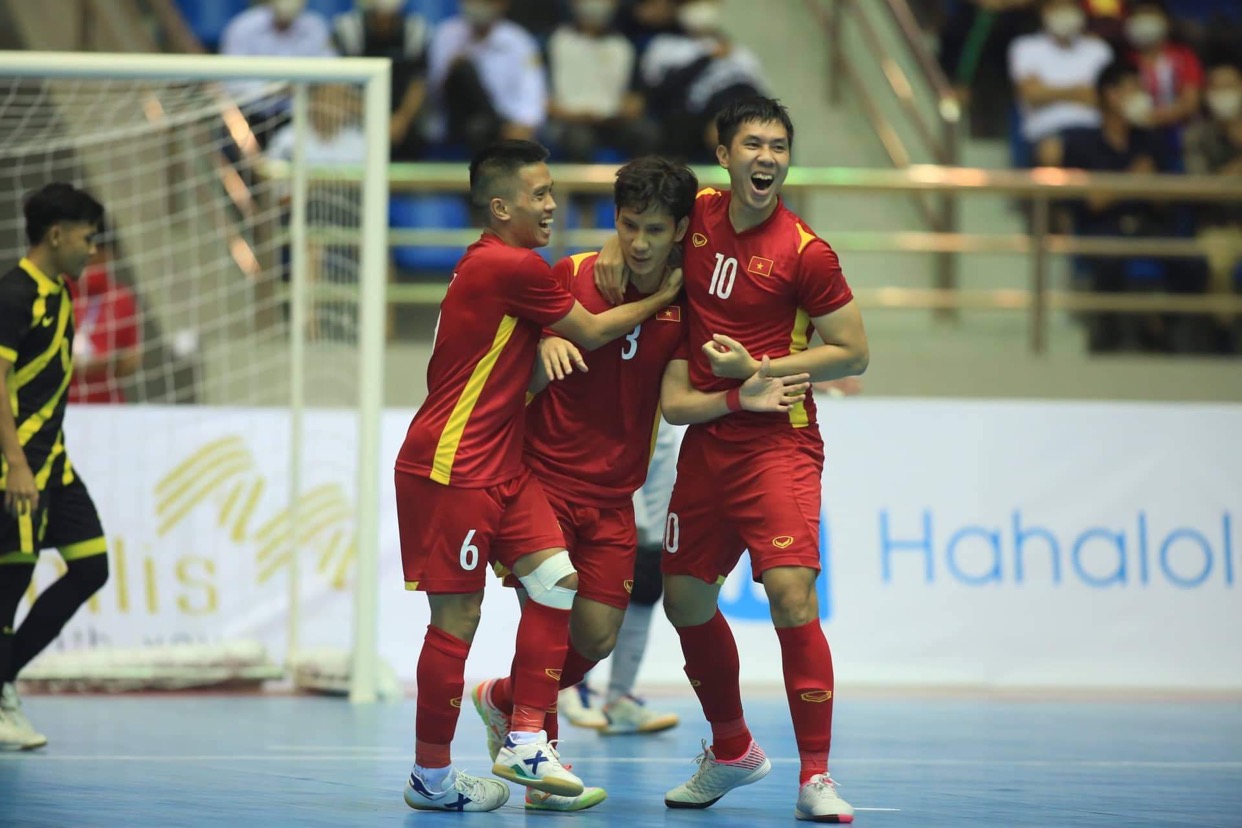 Thắng đậm Malaysia 7-1, tuyển Futsal Việt Nam dẫn đầu cuộc đua vô địch SEA Games 31 - Ảnh 2.