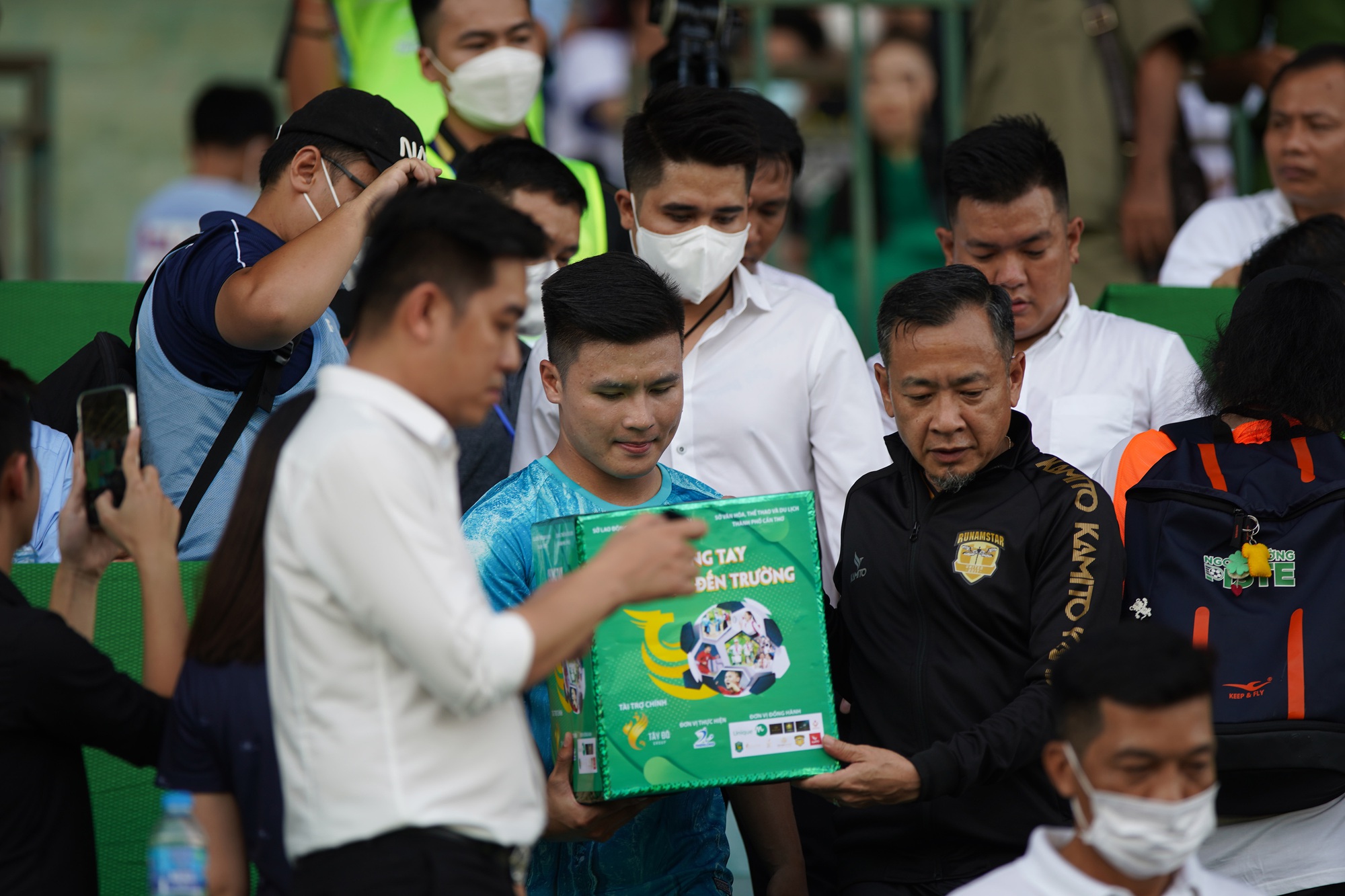 Náo động sân Cần Thơ, Quang Hải - Hoài Linh quyên góp gần 1 tỉ đồng giúp trẻ em mồ côi vì Covid-19 - Ảnh 1.