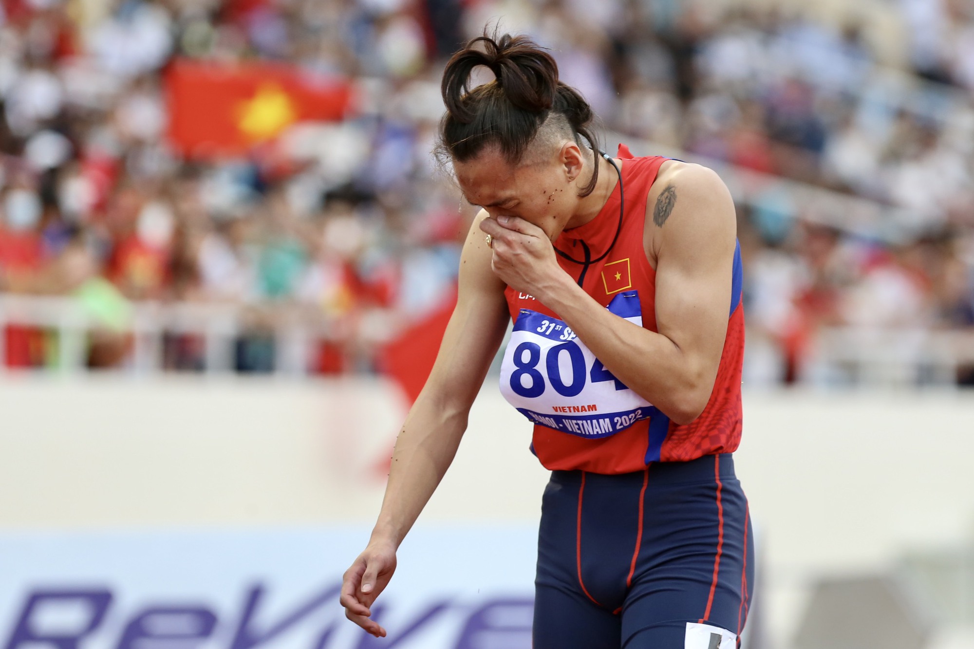 VĐV điền kinh rơi nước mắt khi không thể bảo vệ chức vô địch chạy 400m - Ảnh 6.