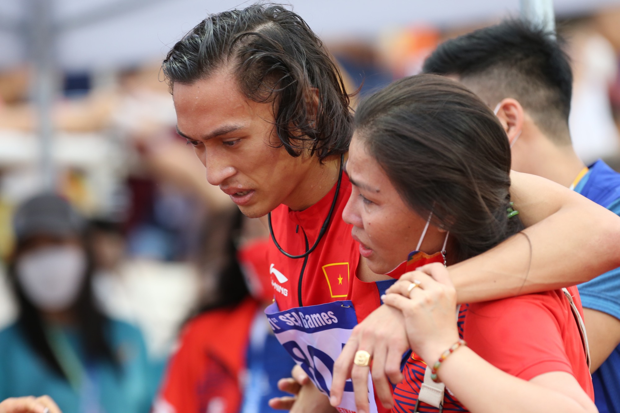 VĐV điền kinh rơi nước mắt khi không thể bảo vệ chức vô địch chạy 400m - Ảnh 8.