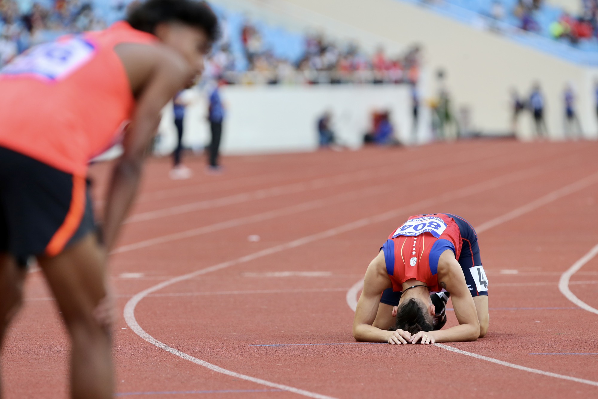 VĐV điền kinh rơi nước mắt khi không thể bảo vệ chức vô địch chạy 400m - Ảnh 3.