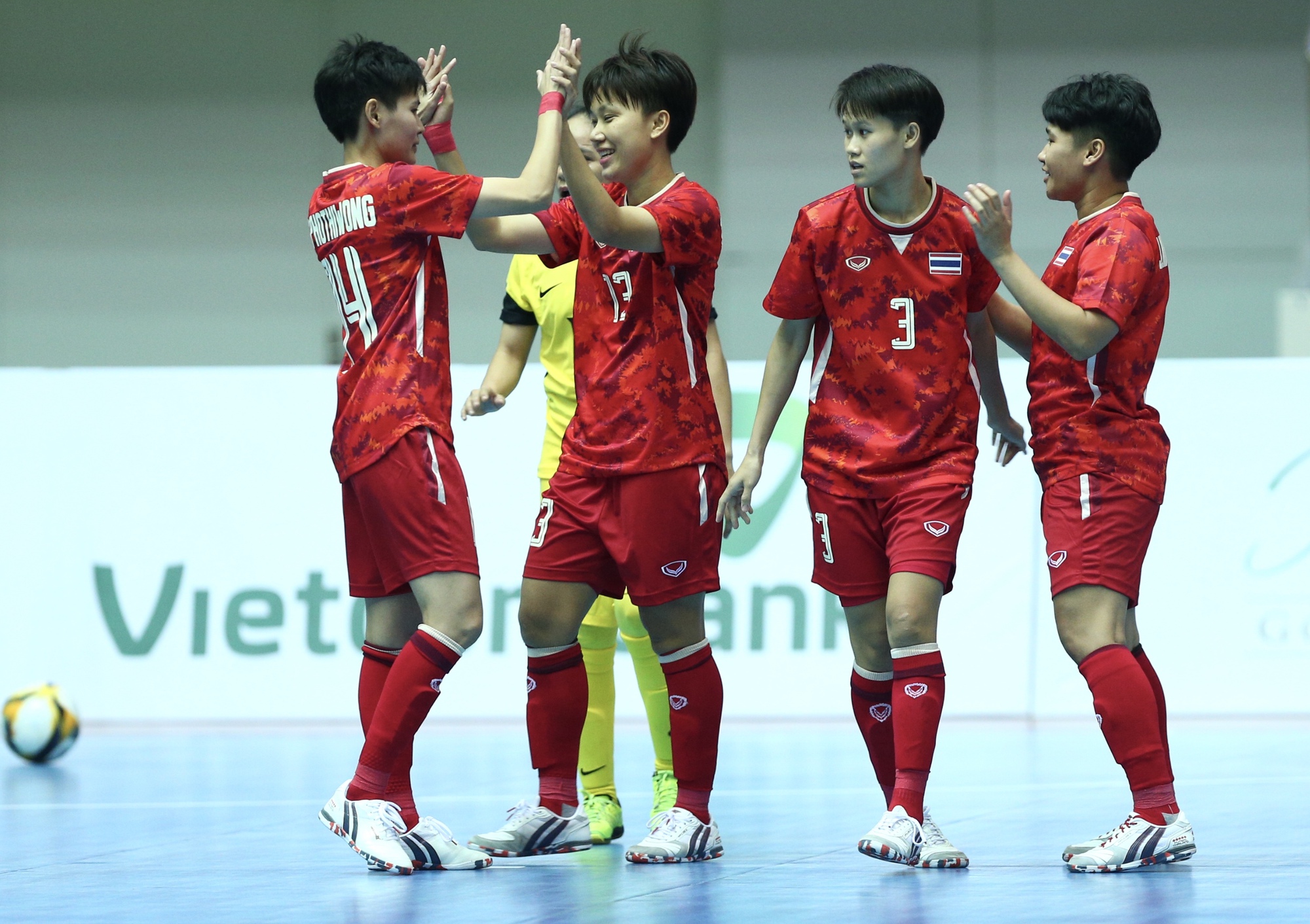 Thắng đậm Myanmar, Futsal nữ Việt Nam vượt qua Thái Lan trên bảng xếp hạng SEA Games - Ảnh 3.