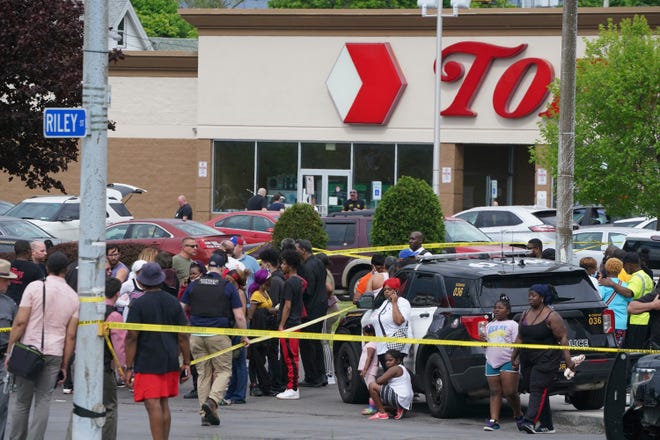 Shooting in a supermarket in New York, at least 10 people were killed - Photo 1.