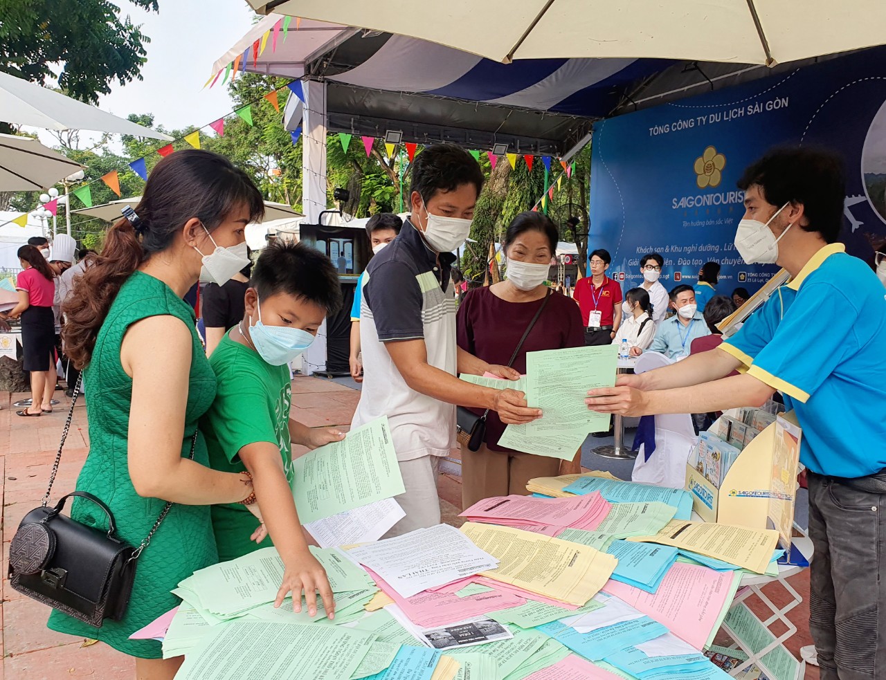 Kéo nhau đi mua đặc sản, thưởng thức ẩm thực tại Ngày hội Du lịch TP HCM - Ảnh 3.