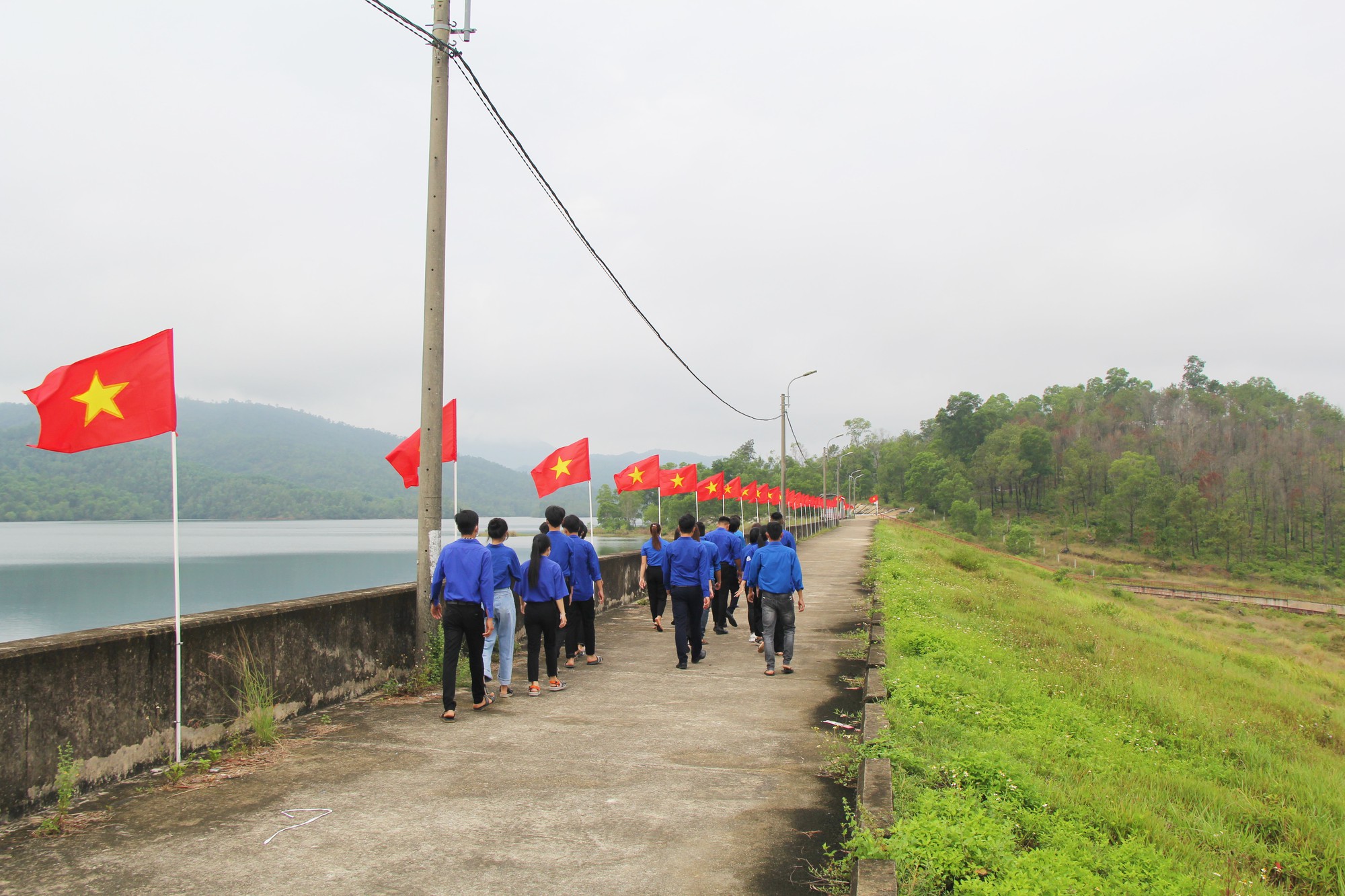 Rợp bóng cờ trên đường vào Khu di tích Tượng đài Vĩnh Trinh - Ảnh 8.