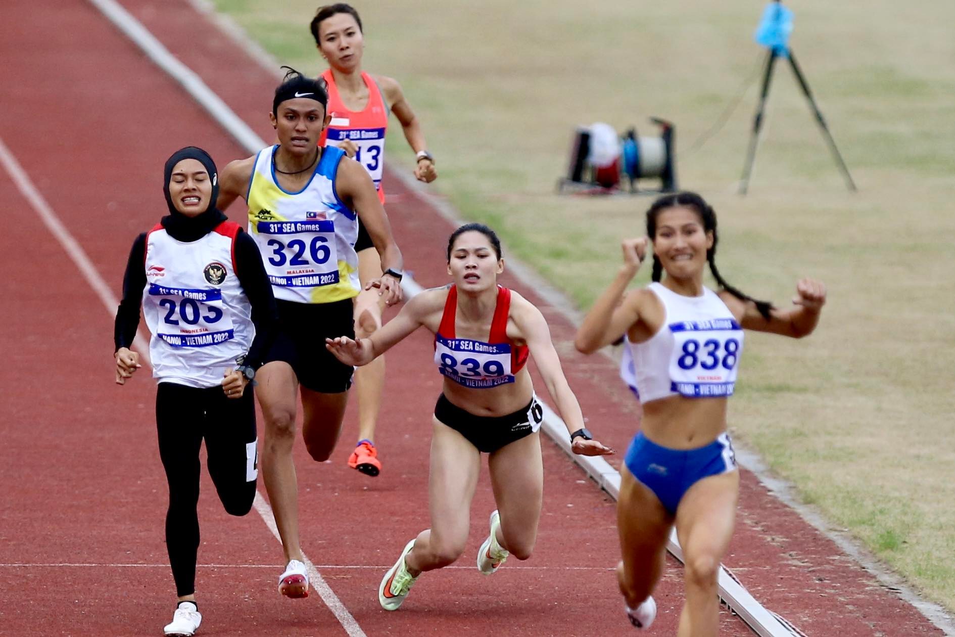 SEA Games 31: Người đẹp điền kinh bị chấn thương vẫn ráng hoàn thành đường đua - Ảnh 4.