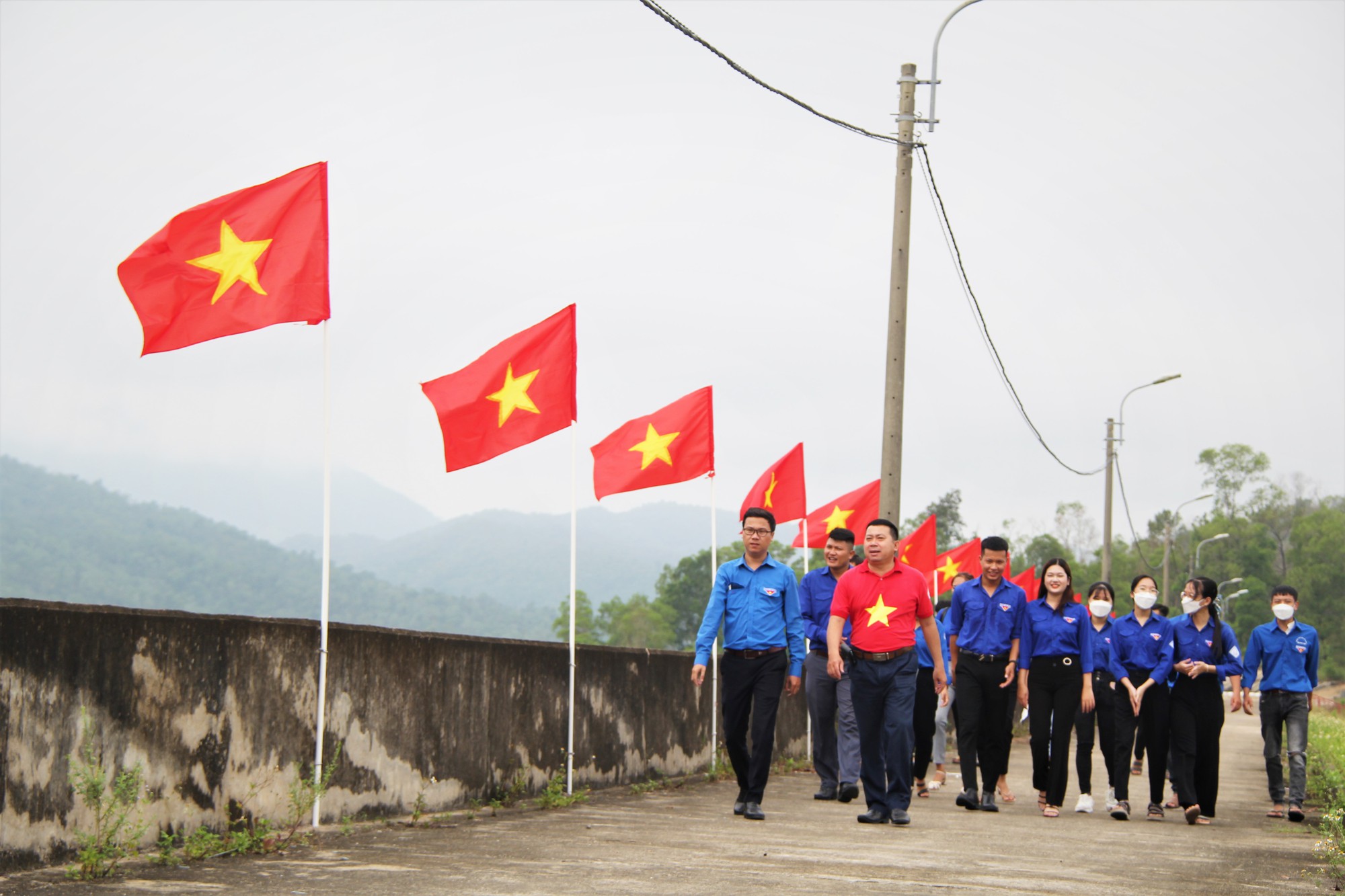 Rợp bóng cờ trên đường vào Khu di tích Tượng đài Vĩnh Trinh - Ảnh 7.