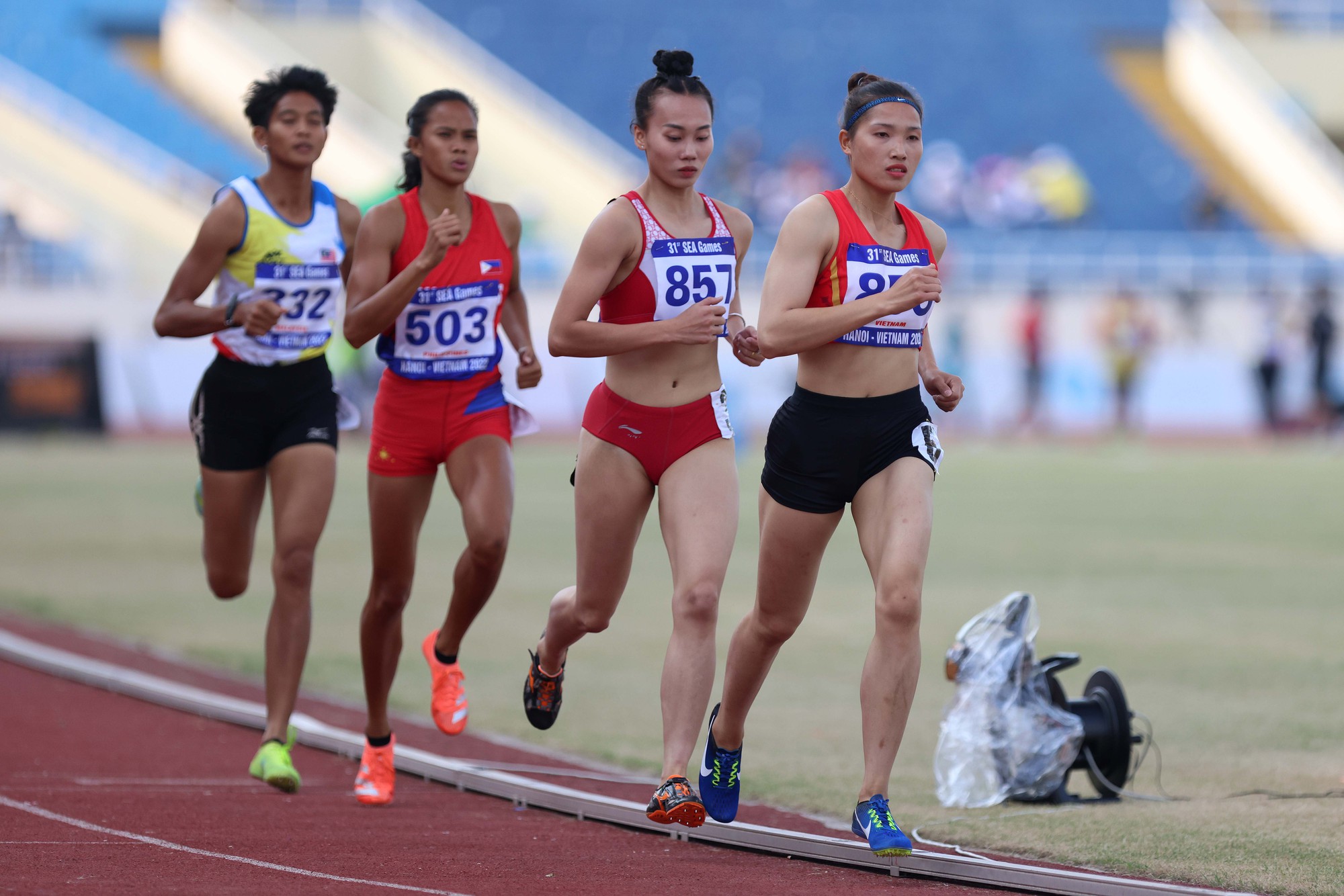 Nguyễn Linh Na ôm mẹ khóc nức nở sau khi giành HCV SEA Games 31 - Ảnh 1.