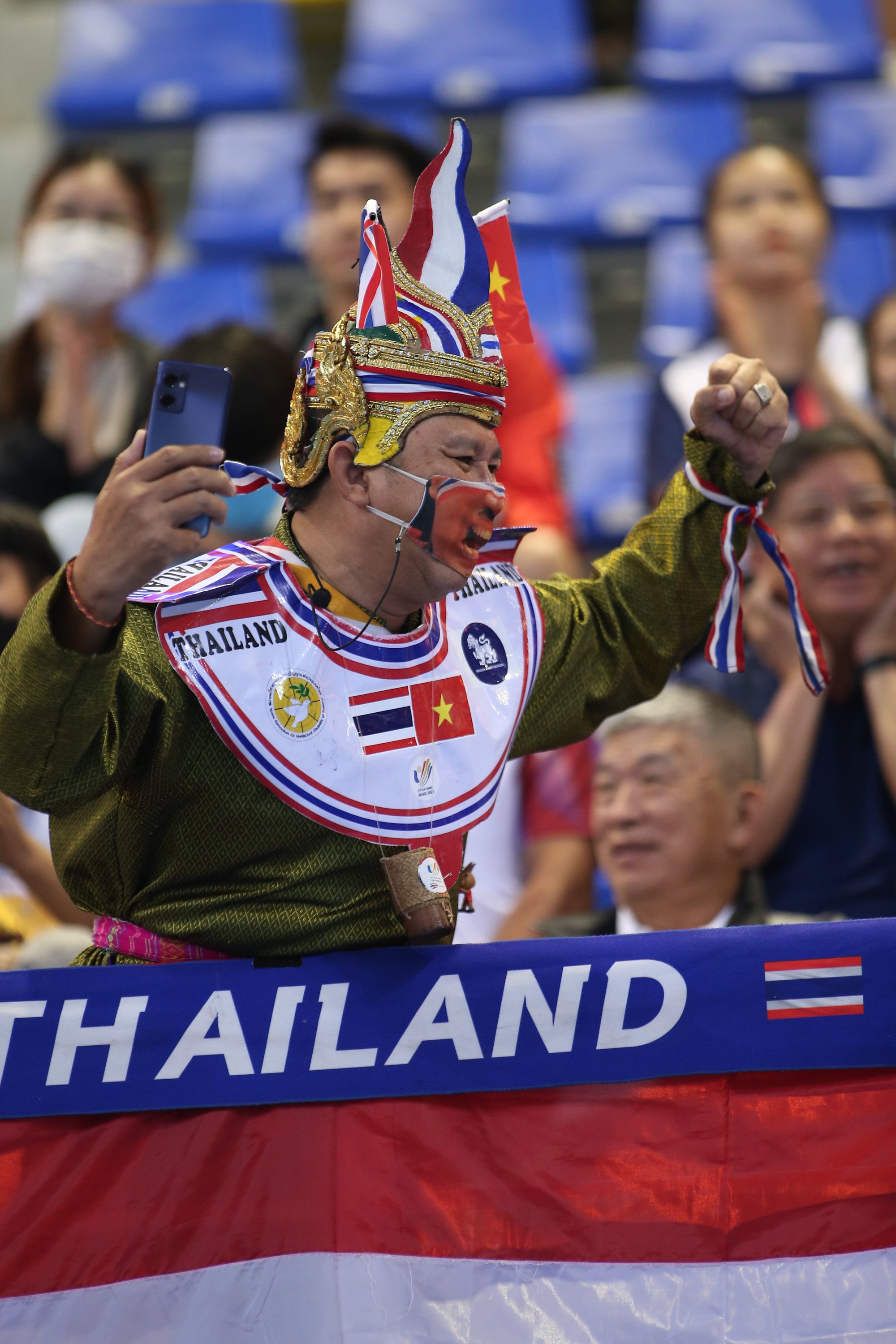 Dù chưa thắng được đối thủ Thái Lan, nhưng đội tuyển bóng chuyền nữ Việt Nam vẫn được người hâm mộ yêu mến và ủng hộ. Cùng xem những hình ảnh đầy cảm xúc và kỳ thú khi các cô gái Việt Nam chơi trên sân.