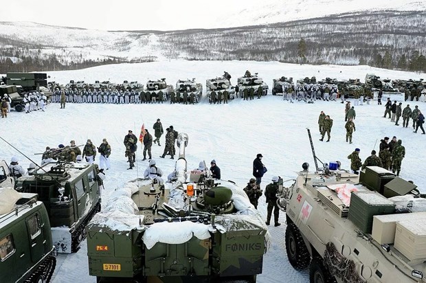 In the midst of tension, NATO displayed military strength close to the Russian border - Photo 1.