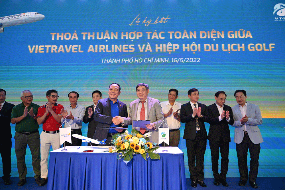 Vietravel Airlines ký hợp tác với Hiệp Hội Du Lịch Golf Việt Nam - Ảnh 1.