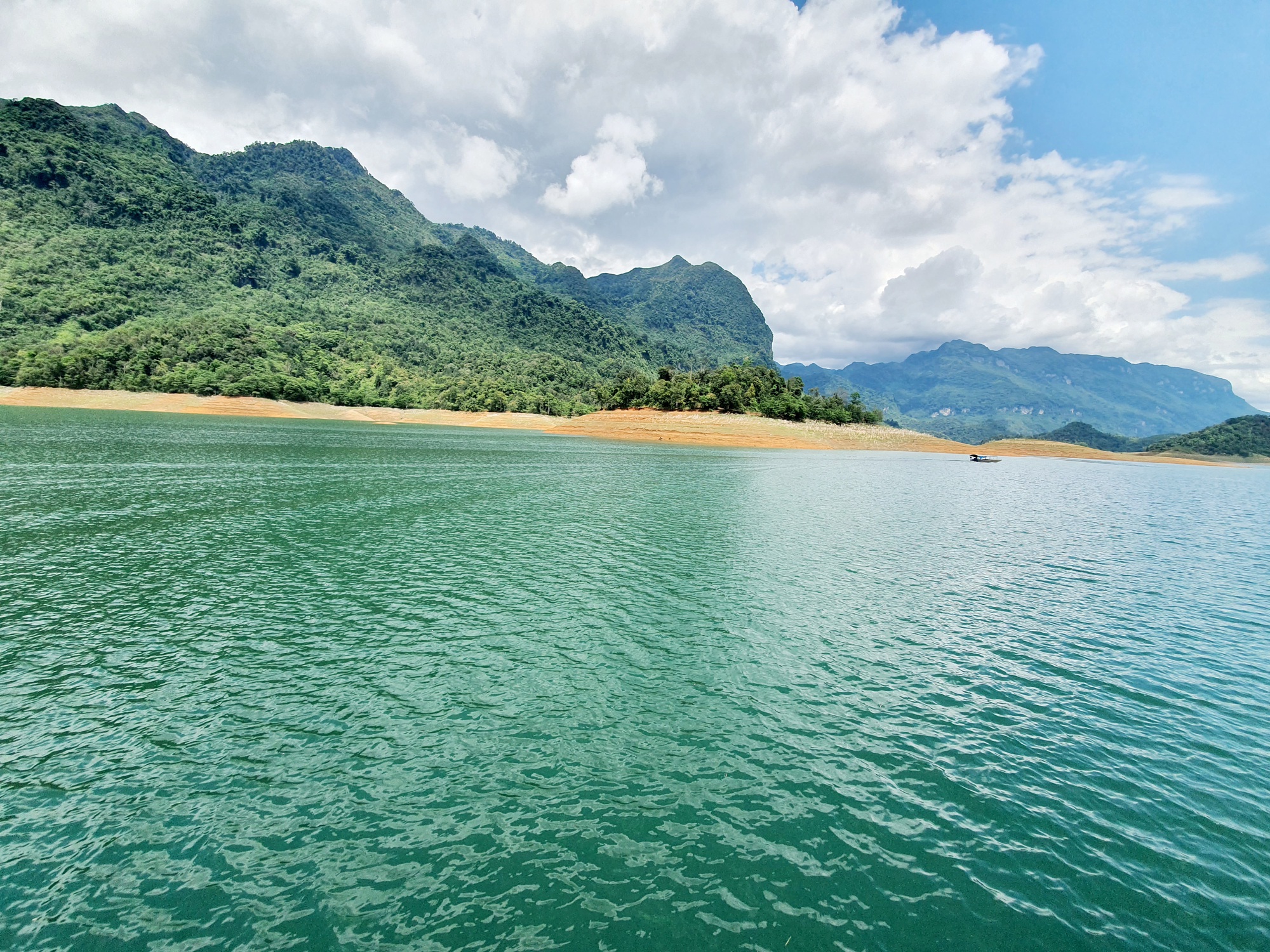 “Lạc trôi” trên dòng sông Gâm, nghe hát Then giữa đất trời Hà Giang, Tuyên Quang - Ảnh 2.