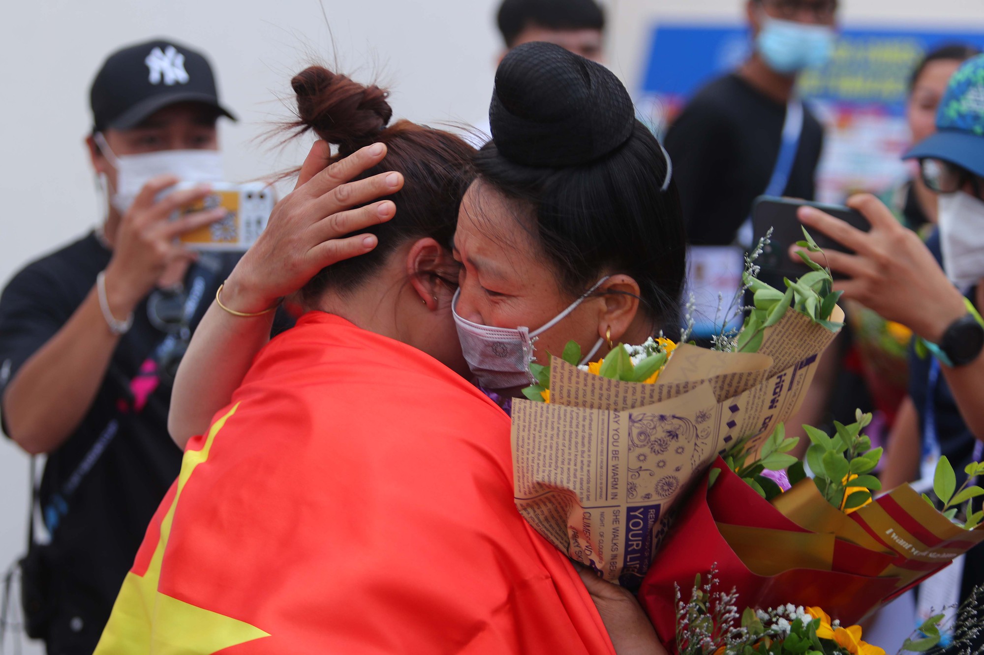 Lò Thị Hoàng ôm bố mẹ khóc nức nở sau khi giành HCV, phá kỷ lục ném lao - Ảnh 10.