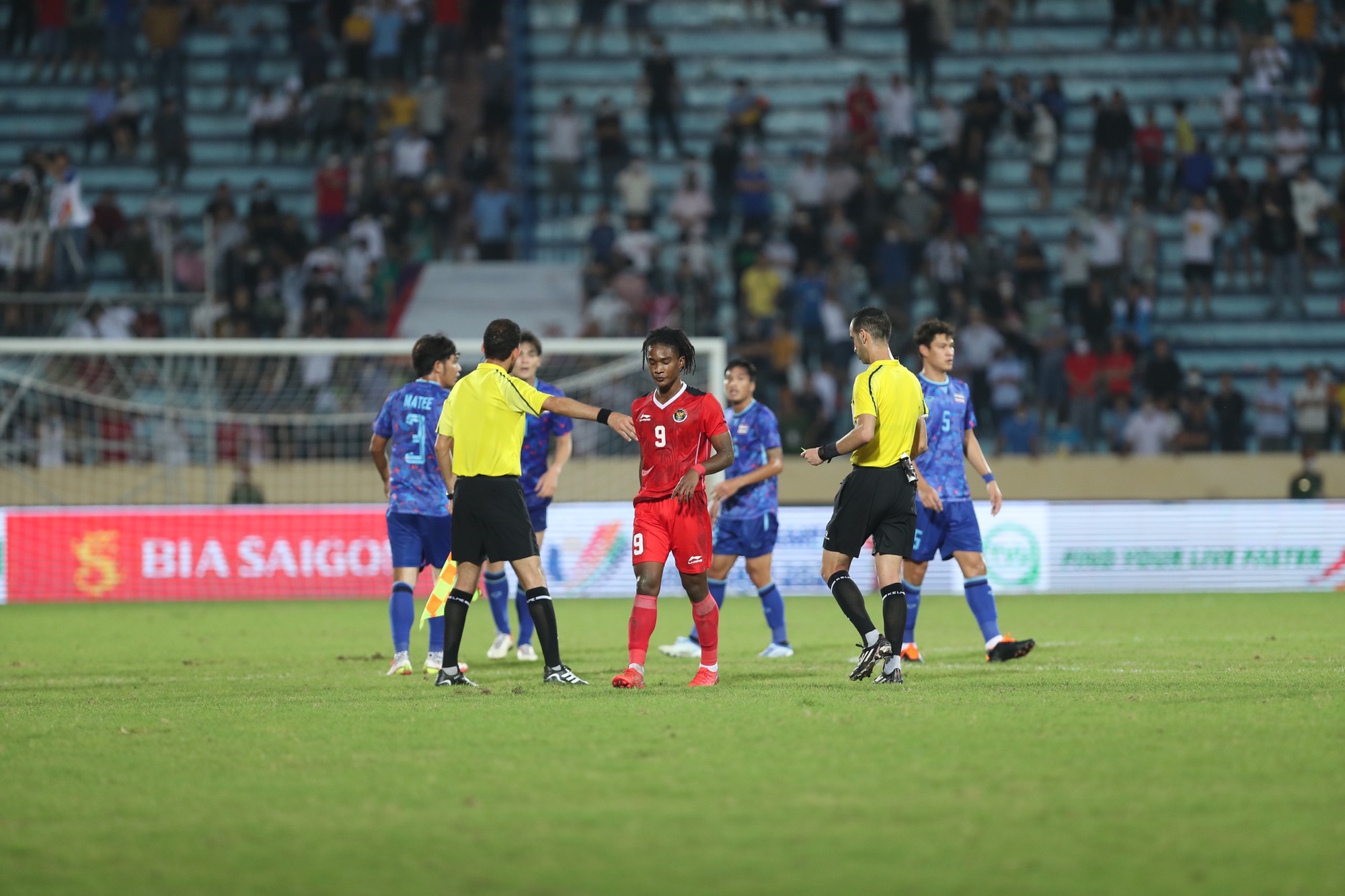 U23 Thái Lan đánh bại Indonesia trong một trận cầu nhiều thẻ đỏ - Ảnh 6.