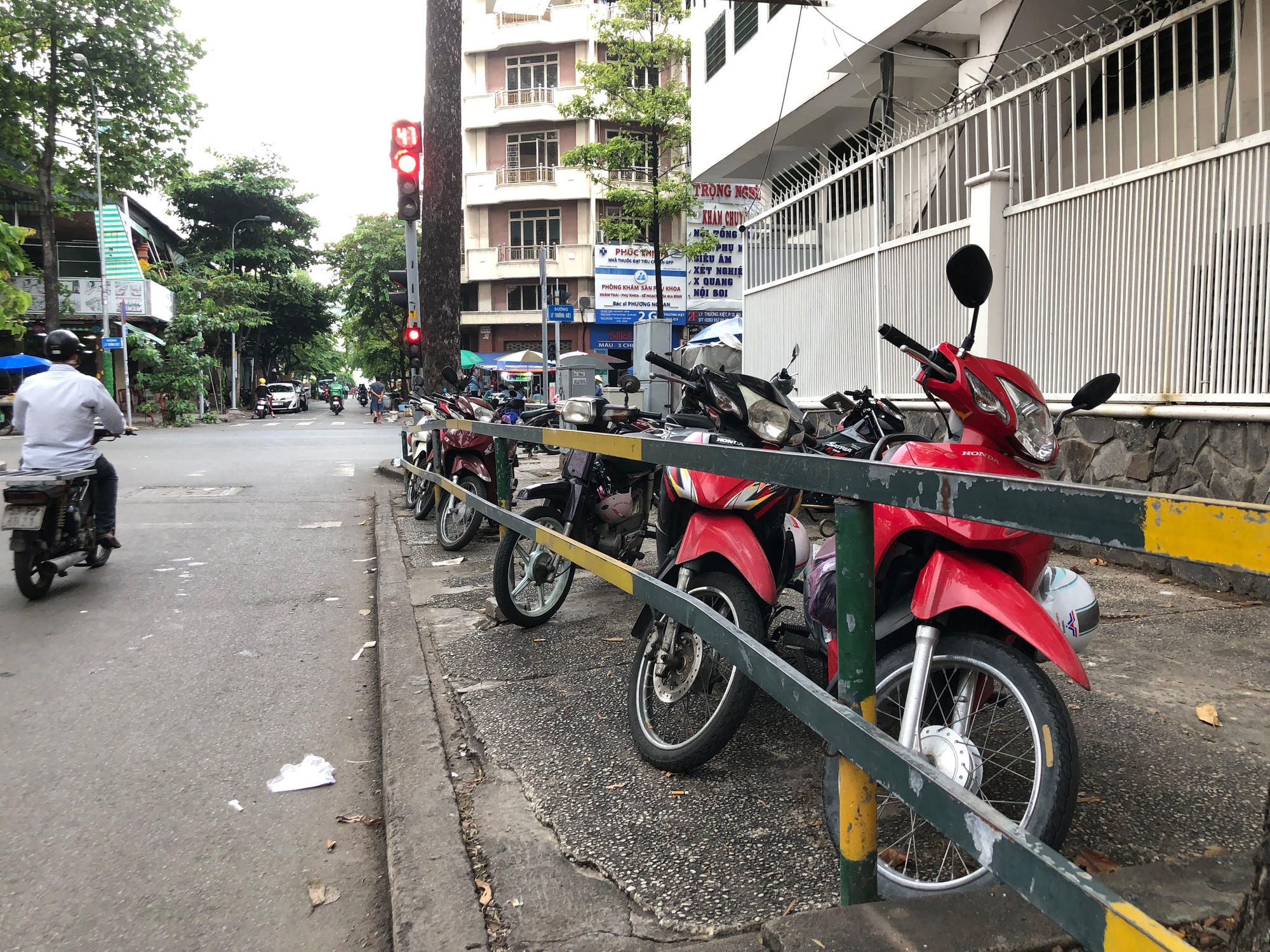 Bãi giữ xe quanh bệnh viện vẫn trêu ngươi - Ảnh 1. Bãi giữ xe quanh bệnh viện vẫn trêu ngươi - Ảnh 1.