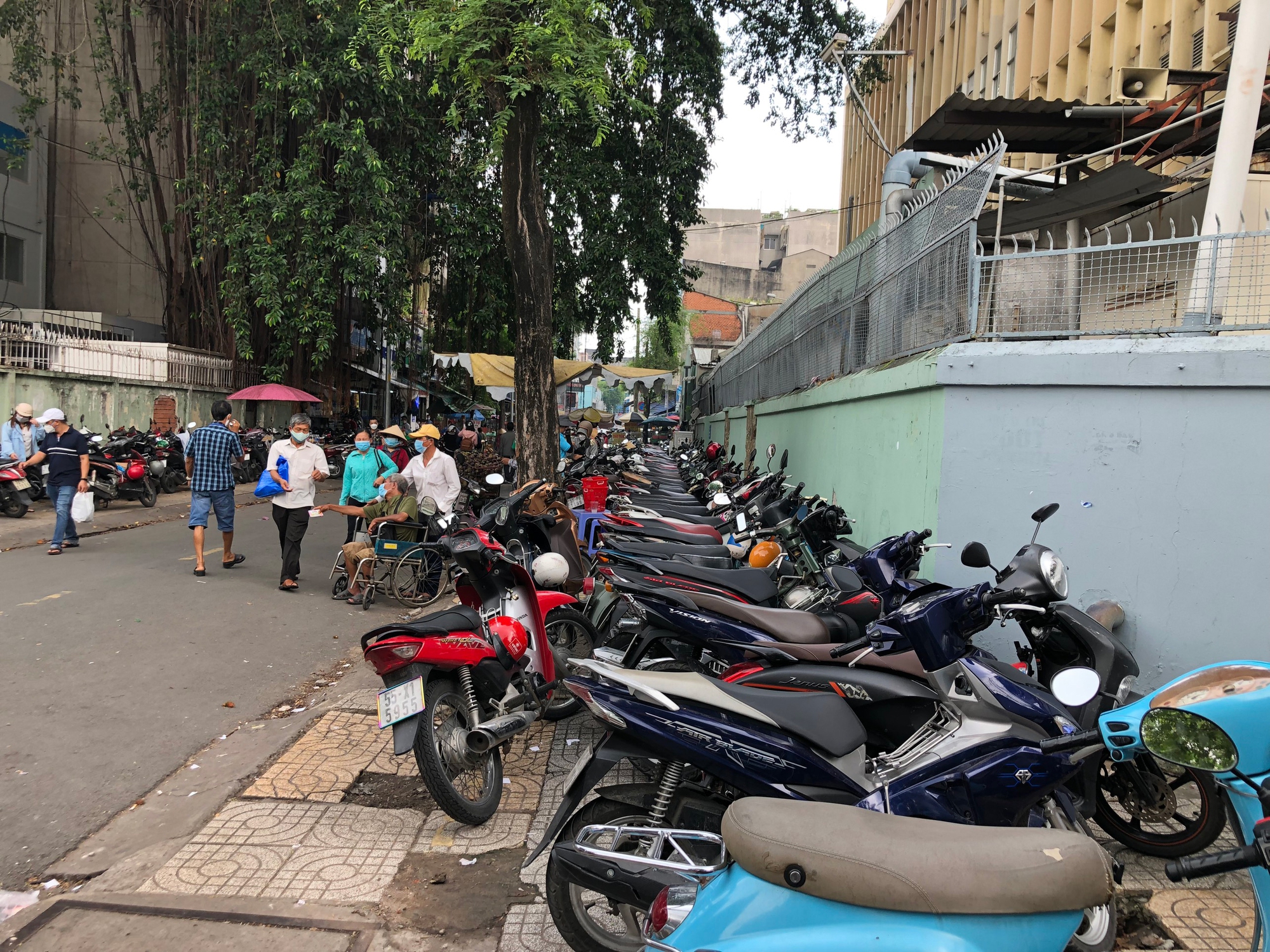 Bãi giữ xe quanh bệnh viện vẫn trêu ngươi - Ảnh 2. Bãi giữ xe quanh bệnh viện vẫn trêu ngươi - Ảnh 2.