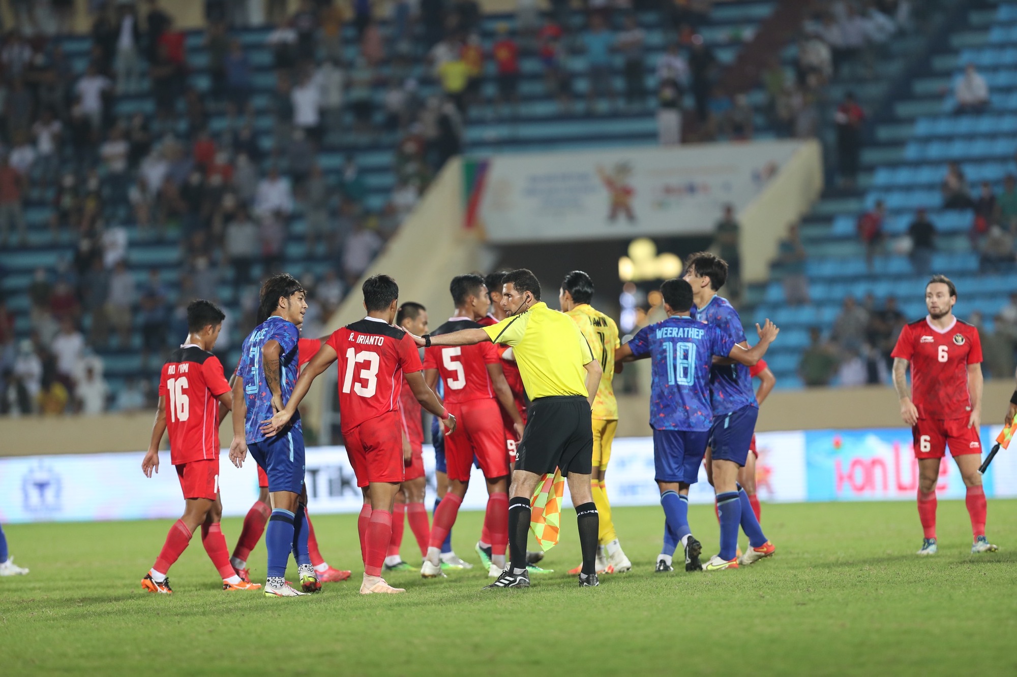 U23 Thái Lan đánh bại Indonesia trong một trận cầu nhiều thẻ đỏ - Ảnh 11.