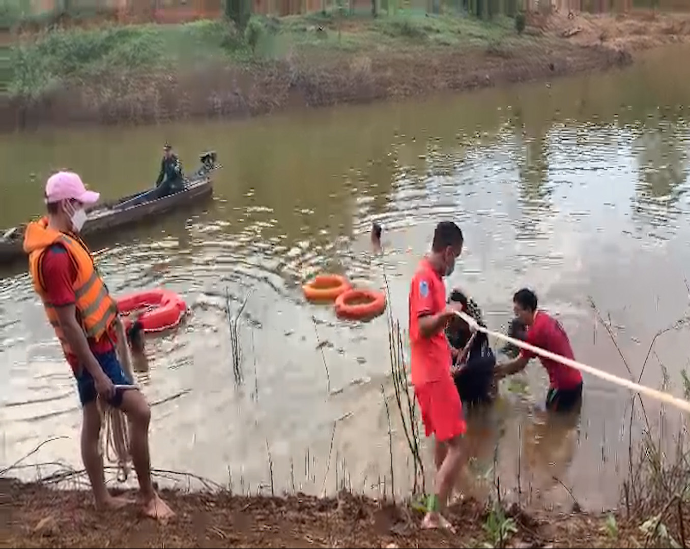 Cả trăm người ra sức tìm kiếm thi thể 1 cháu bé dưới hồ nước sâu - Ảnh 1. Cả trăm người ra sức tìm kiếm thi thể 1 cháu bé dưới hồ nước sâu - Ảnh 1.