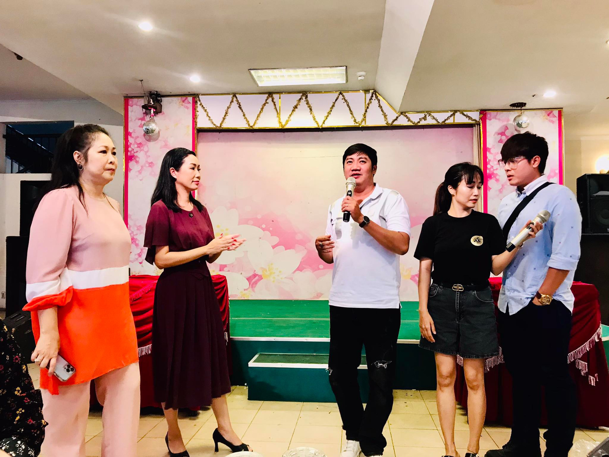 NSƯT Trịnh Kim Chi lên chức bà bầu mới của sân khấu kịch Hồng Vân - Ảnh 4. NSƯT Trịnh Kim Chi lên chức bà bầu mới của sân khấu kịch Hồng Vân - Ảnh 4.