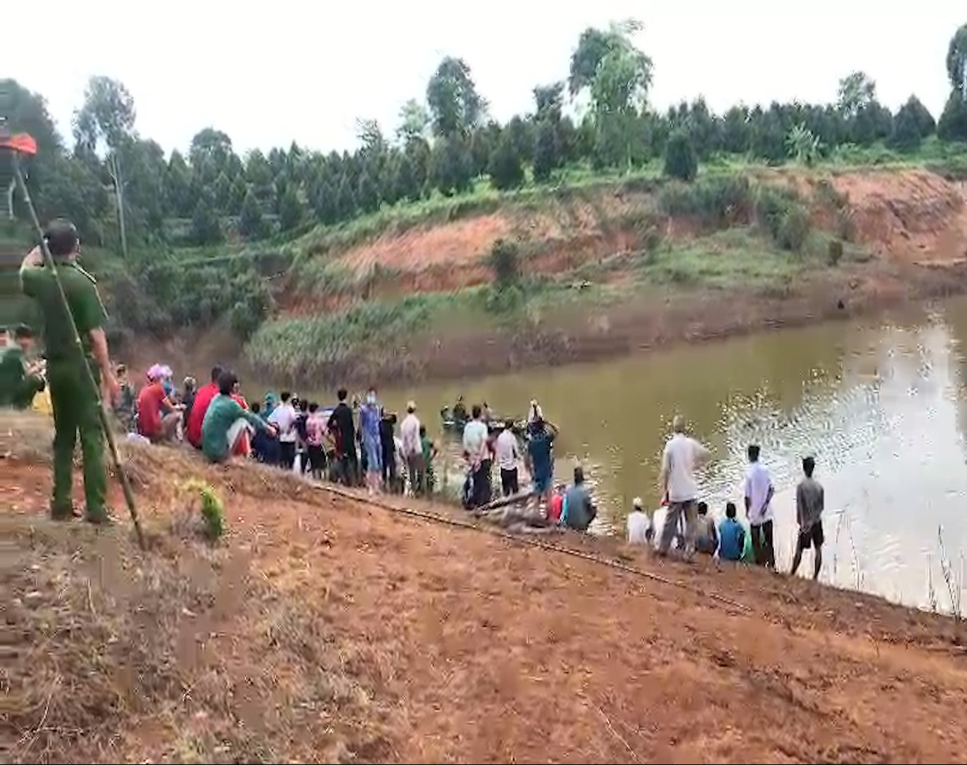 Cả trăm người ra sức tìm kiếm thi thể 1 cháu bé dưới hồ nước sâu - Ảnh 2. Cả trăm người ra sức tìm kiếm thi thể 1 cháu bé dưới hồ nước sâu - Ảnh 2.