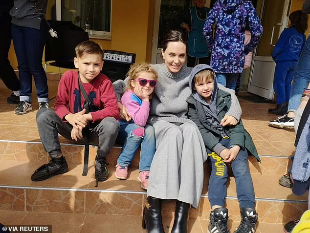 Angelina Jolie bí mật thăm trẻ mồ côi ở Ukraine - Ảnh 1.