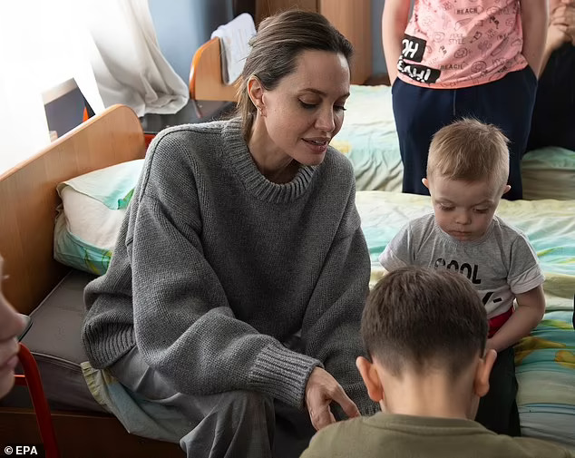 Angelina Jolie bí mật thăm trẻ mồ côi ở Ukraine - Ảnh 2.
