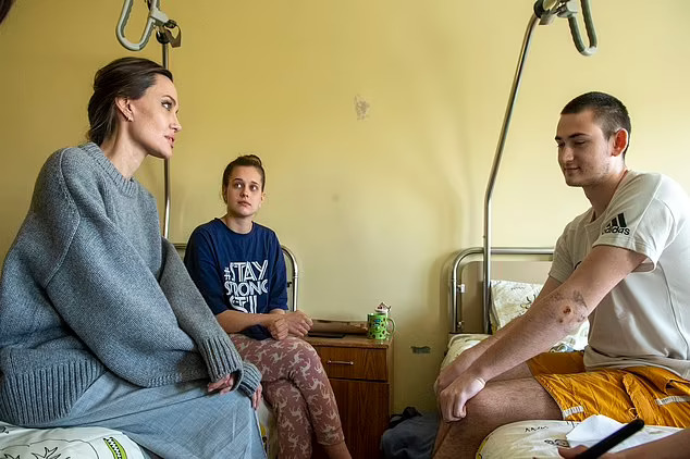 Angelina Jolie bí mật thăm trẻ mồ côi ở Ukraine - Ảnh 4.