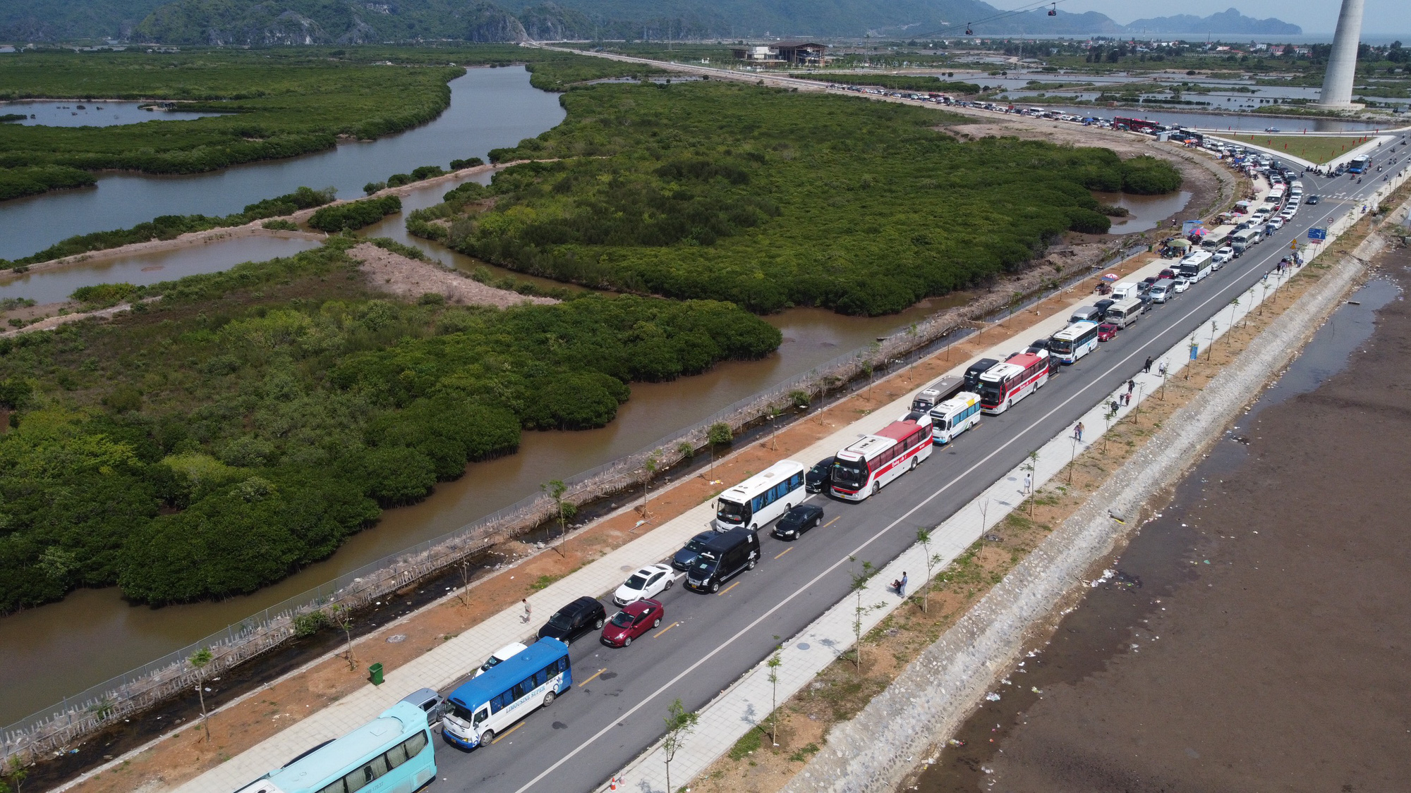 Du khách vật vã 2 ngày mới rời được Cát Bà - Ảnh 5. Du khách vật vã 2 ngày mới rời được Cát Bà - Ảnh 5.