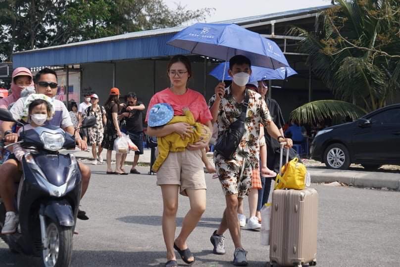 Du khách vật vã 2 ngày mới rời được Cát Bà - Ảnh 2. Du khách vật vã 2 ngày mới rời được Cát Bà - Ảnh 2.