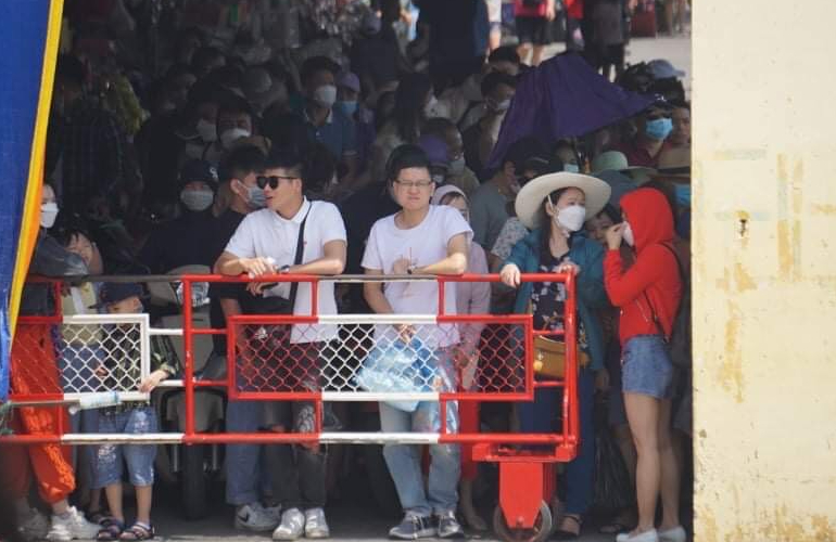 Du khách vật vã 2 ngày mới rời được Cát Bà - Ảnh 4. Du khách vật vã 2 ngày mới rời được Cát Bà - Ảnh 4.