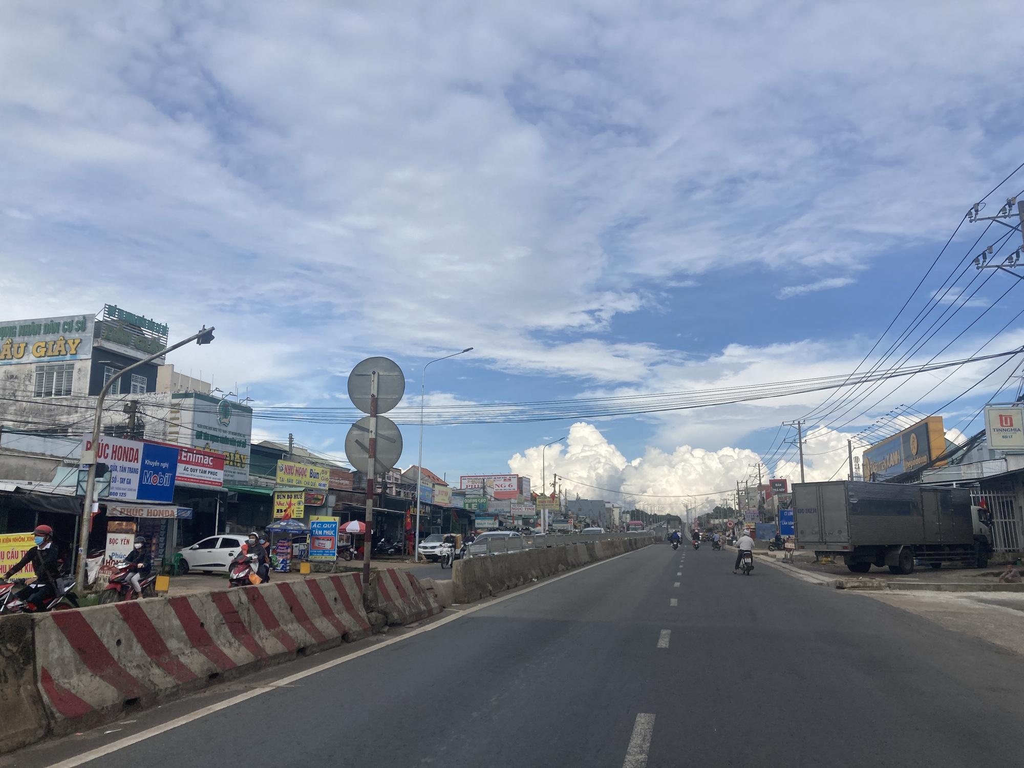 Bất ngờ hình ảnh xe cộ về TP HCM qua cửa ngõ Đồng Nai chiều 2-5 - Ảnh 2.
