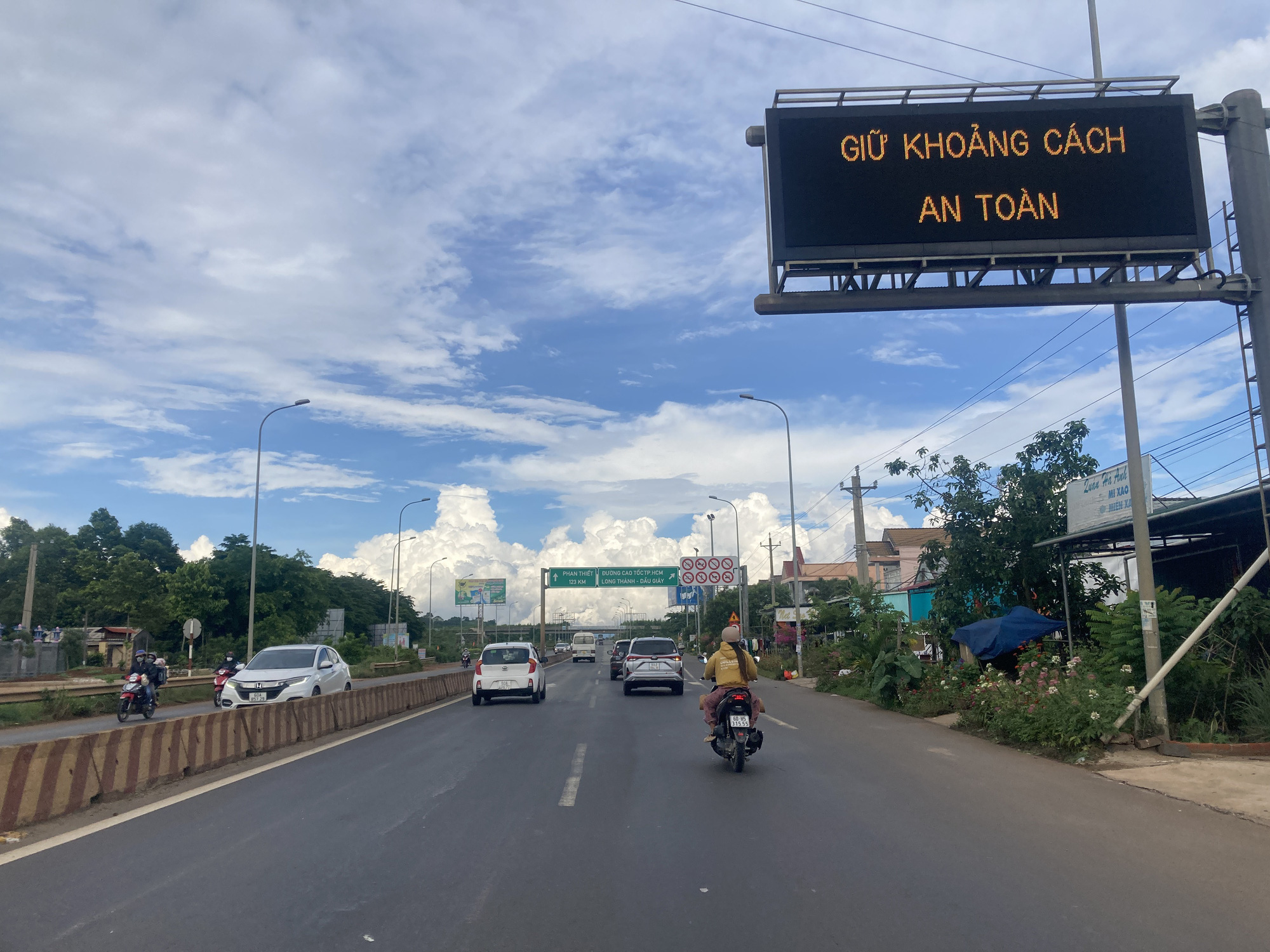 Cửa ngõ Đồng Nai là một trong những điểm hấp dẫn của tỉnh Đồng Nai, nơi bạn có thể đến tham quan và trải nghiệm cuộc sống của người dân địa phương. Xem hình ảnh liên quan đến cửa ngõ Đồng Nai để tìm hiểu thêm về vẻ đẹp của địa phương này.