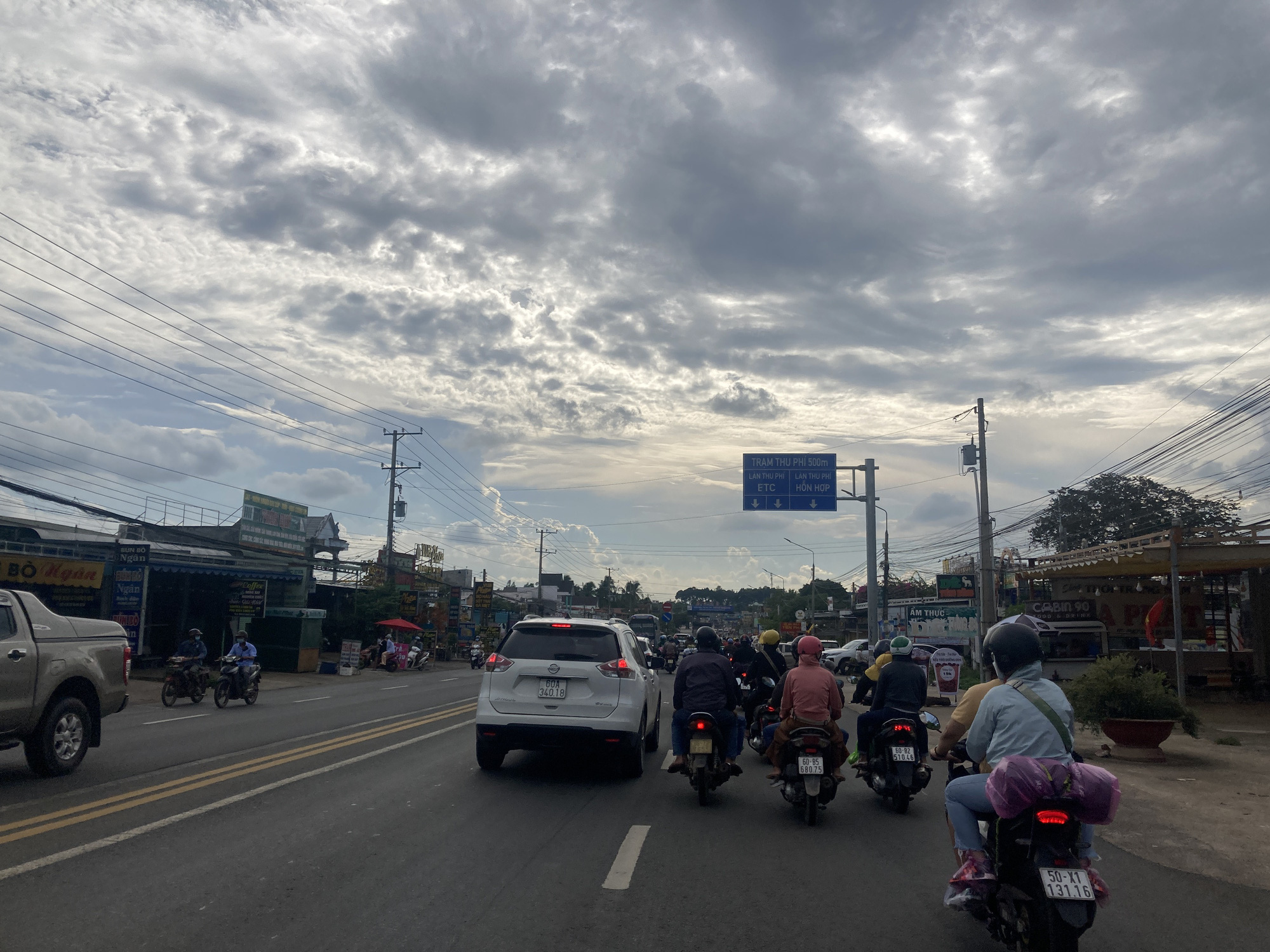 Cửa ngõ Đồng Nai đường 2 chiều: Những hình ảnh về cửa ngõ Đồng Nai trên đường 2 chiều sẽ khiến bạn phải trầm trồ thán phục. Đường xá được xây dựng hoàn chỉnh, khoảng không rộng rãi, môi trường sống xanh sạch đẹp sẽ mang đến cho bạn một trải nghiệm tuyệt vời trên đường phố.