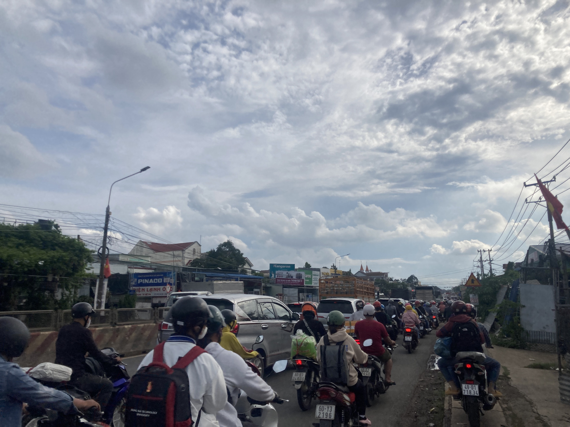 TP HCM được biết đến là trung tâm kinh tế và văn hóa của Việt Nam, thu hút hàng triệu lượt du khách mỗi năm. Hãy xem hình ảnh liên quan đến xe cộ về TP HCM để cảm nhận sự sầm uất và đa dạng của thành phố này.