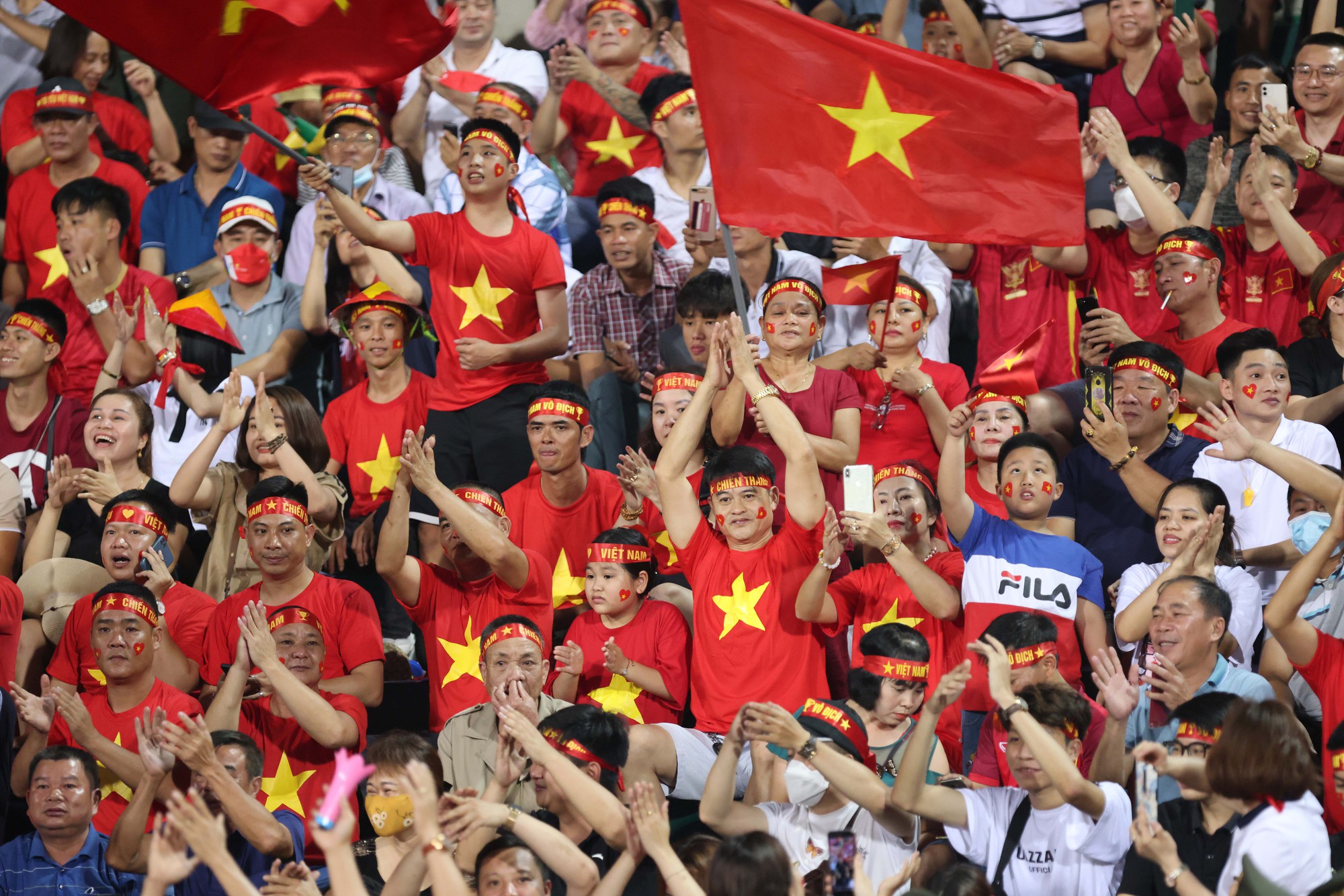 Hình ảnh đẹp trên khán đài sân Việt Trì sau trận thắng của U23 Việt Nam - Ảnh 1.
