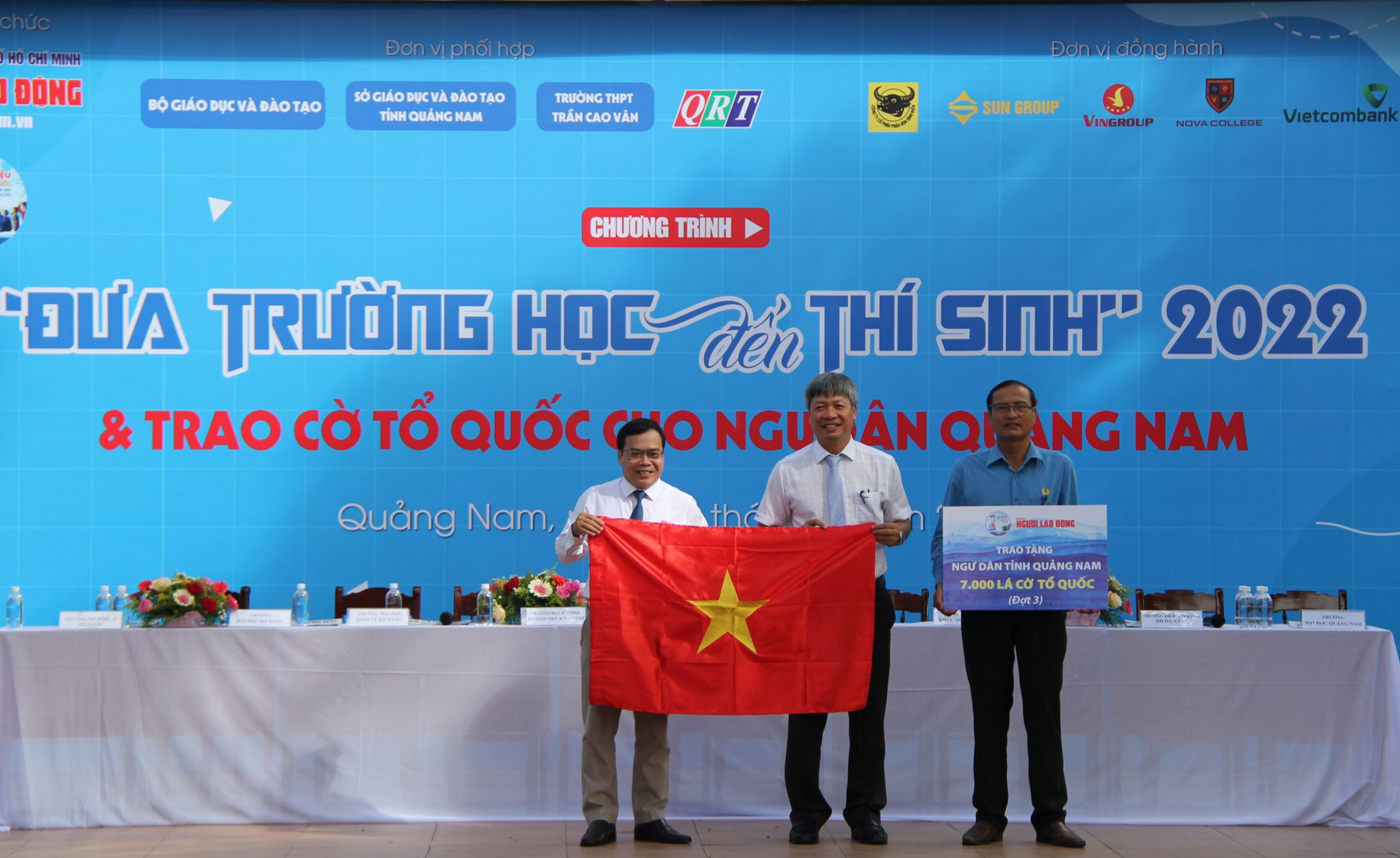 Trao thêm 7.000 lá cờ Tổ quốc cho ngư dân Quảng Nam - Ảnh 1.