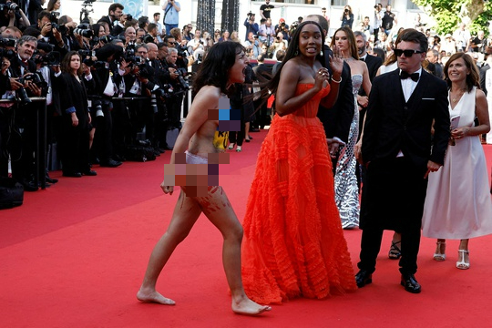 Những vụ quấy rối, gây sốc trên thảm đỏ Liên hoan phim Cannes - Ảnh 1.