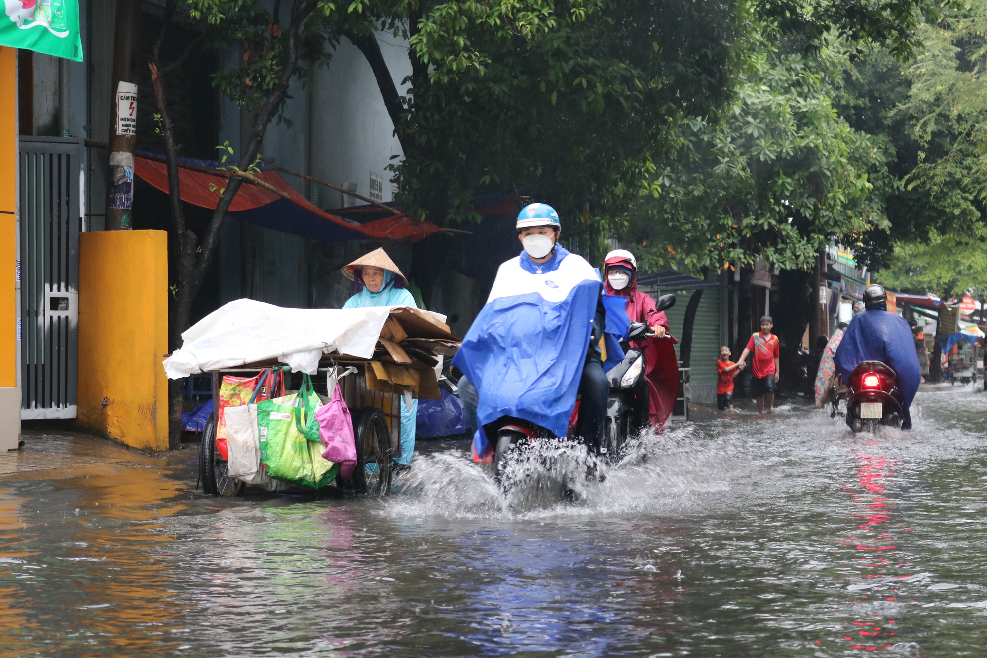 TP HCM: Đường thành sông sau cơn mưa lớn cuối tuần - Ảnh 6.
