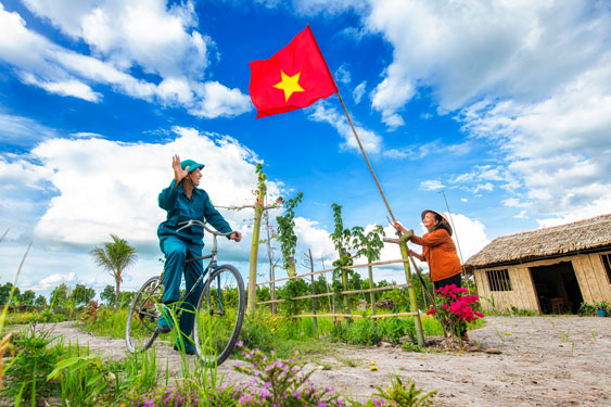 Cùng tôn vinh Thiêng liêng cờ Tổ quốc trong bức ảnh đồng đội. Đây là dịp tuyệt vời để bạn khoe sự quyết tâm, tình yêu đối với quốc gia và lòng trung thành với Tổ quốc. Hãy cùng nhau khẳng định cái tôi quốc gia, khám phá mùa về cờ đỏ sao vàng trên khắp nơi.