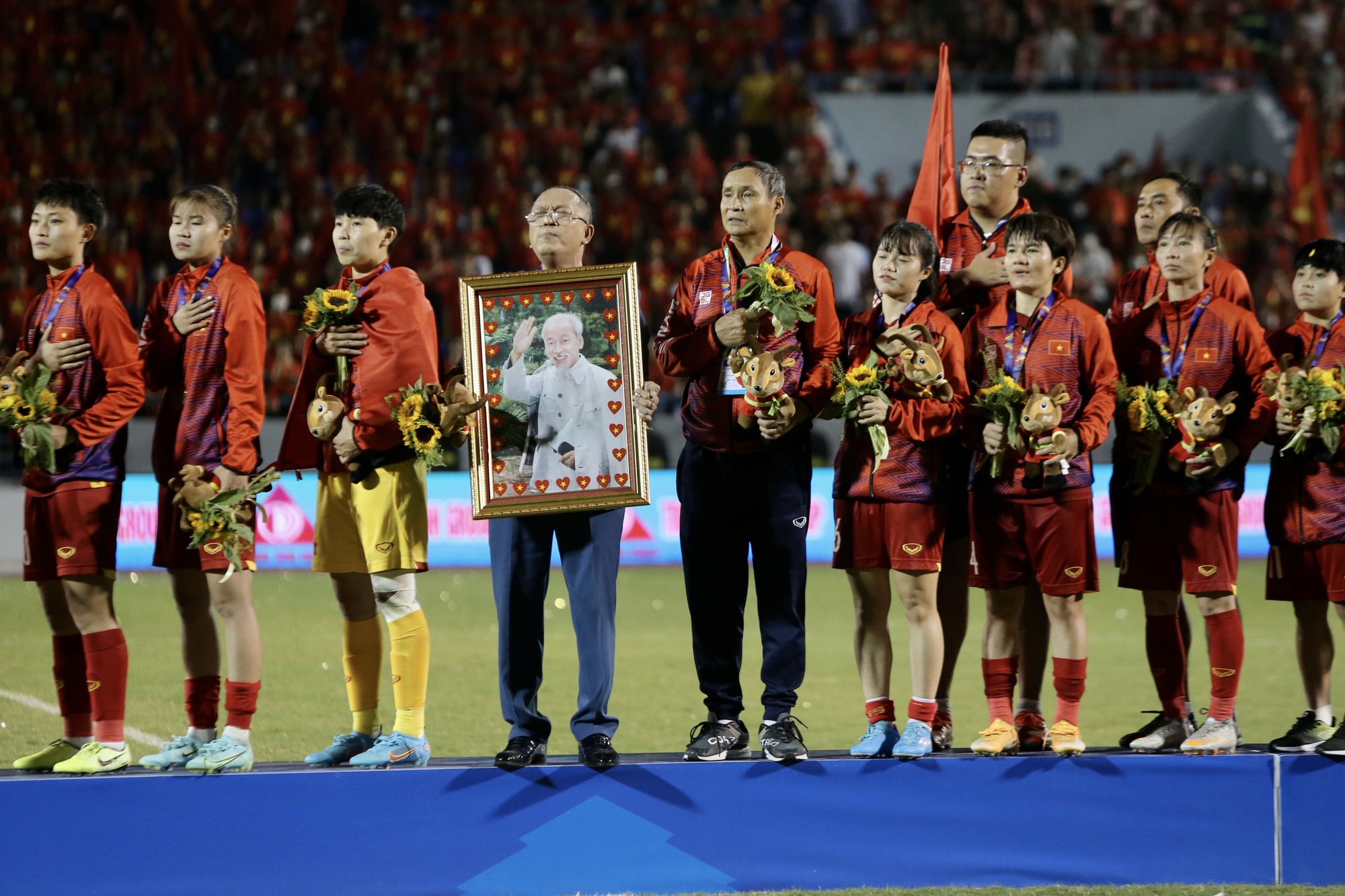 Màn ăn mừng tưng bừng cùng HCV SEA Games của các tuyển thủ nữ Việt Nam - Ảnh 2.