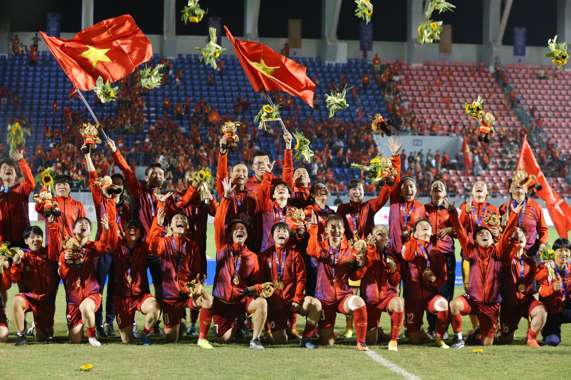Màn ăn mừng tưng bừng cùng HCV SEA Games của các tuyển thủ nữ Việt Nam - Ảnh 5.