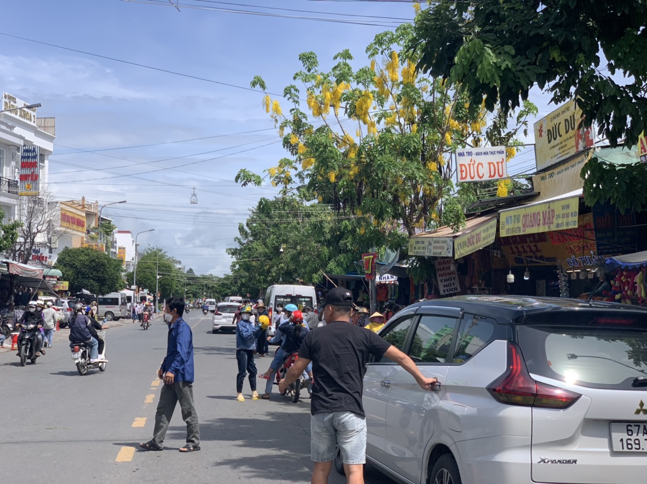 “Biển người” đổ về ngày vía Bà, ghé trạm dừng chân đi cáp treo Núi Sam - Ảnh 12.