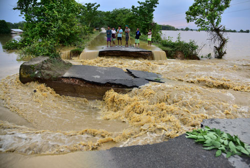 Fierce weather surrounds America and Asia - Photo 1.