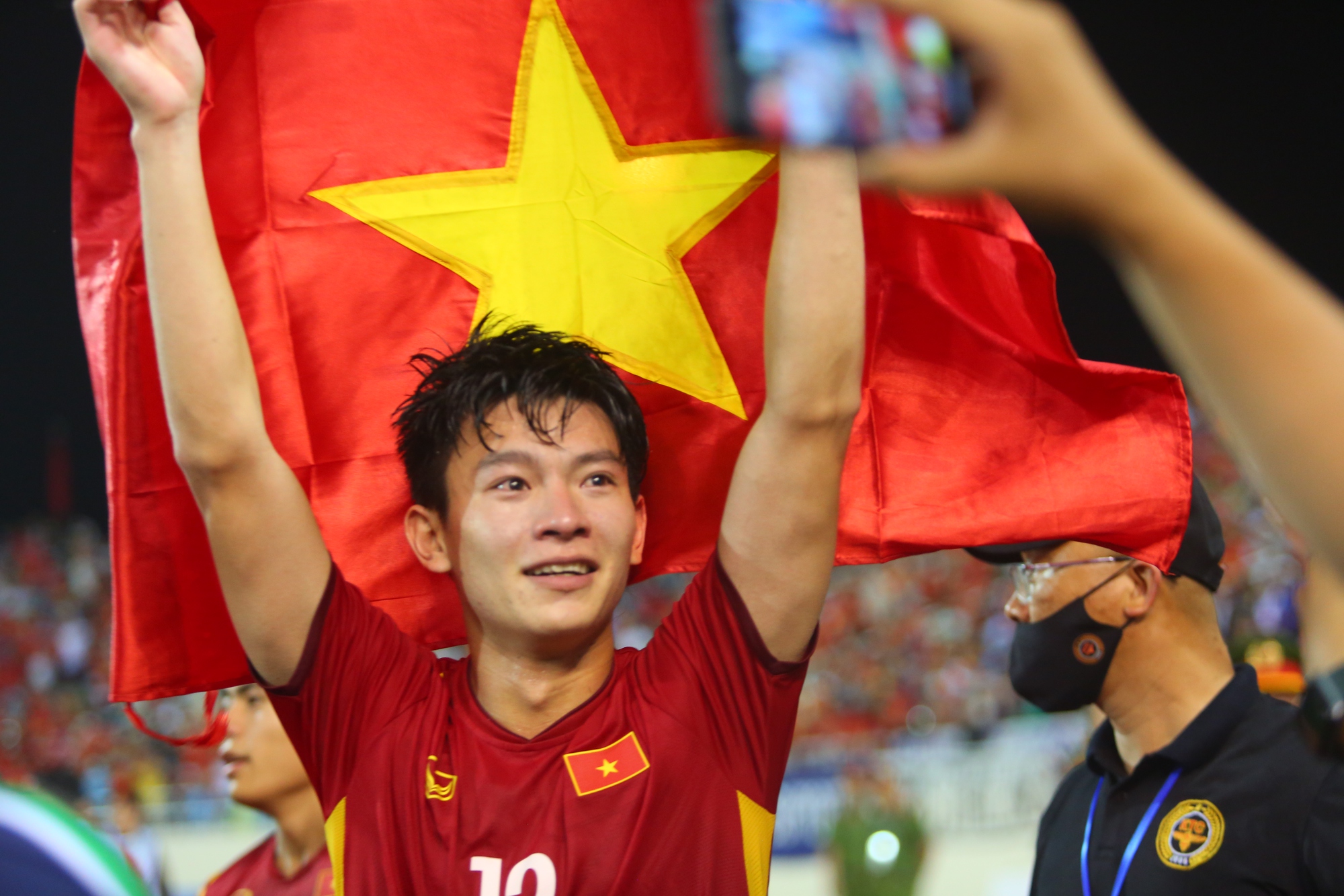 Bóng đá Việt Nam: Xem ảnh về bóng đá Việt Nam để nhận ra rằng đây không chỉ là một môn thể thao, mà là một phong cách sống và niềm đam mê cháy bỏng của hàng triệu người Việt Nam.